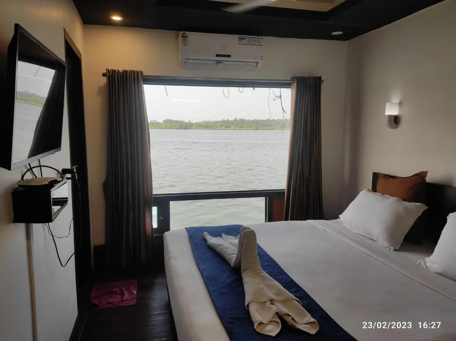 Bed in Paradise Lagoon