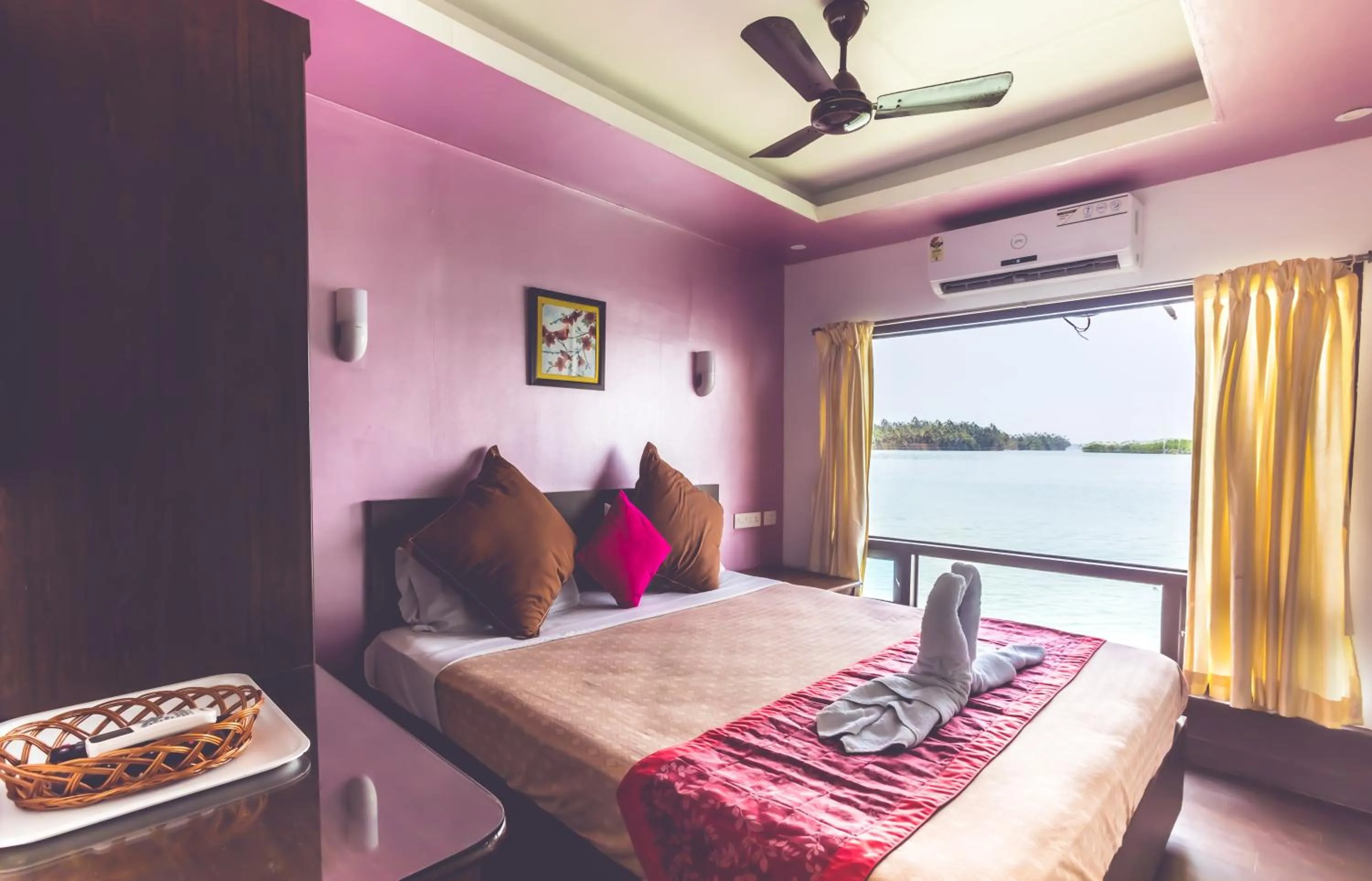 Bedroom, Bed in Paradise Lagoon