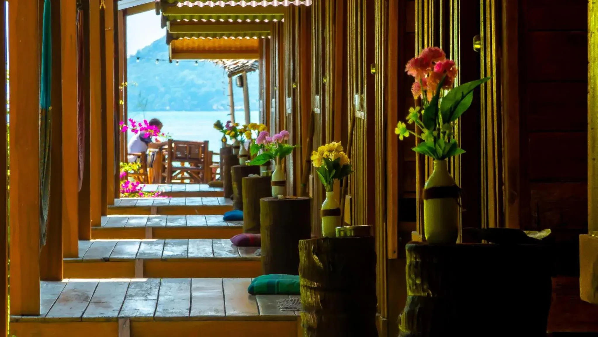 Deluxe Bungalow in Colorful Hut Deluxe Bungalow in Colorful Hut