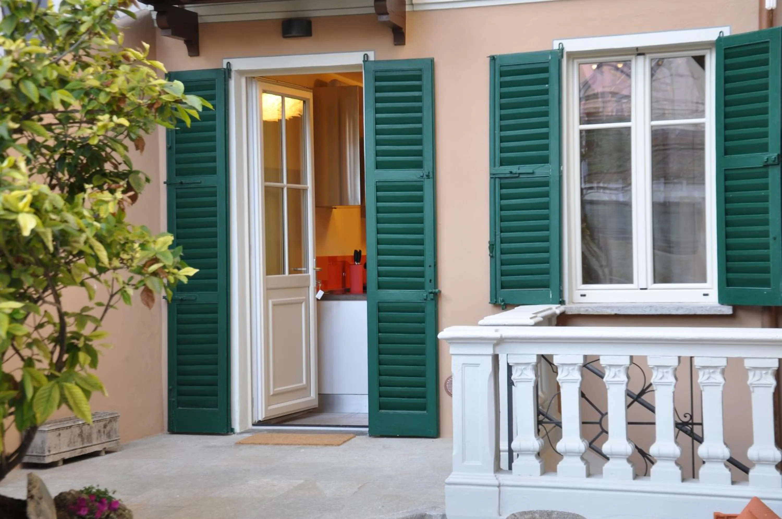 Facade/entrance in Casa Lari Stresa