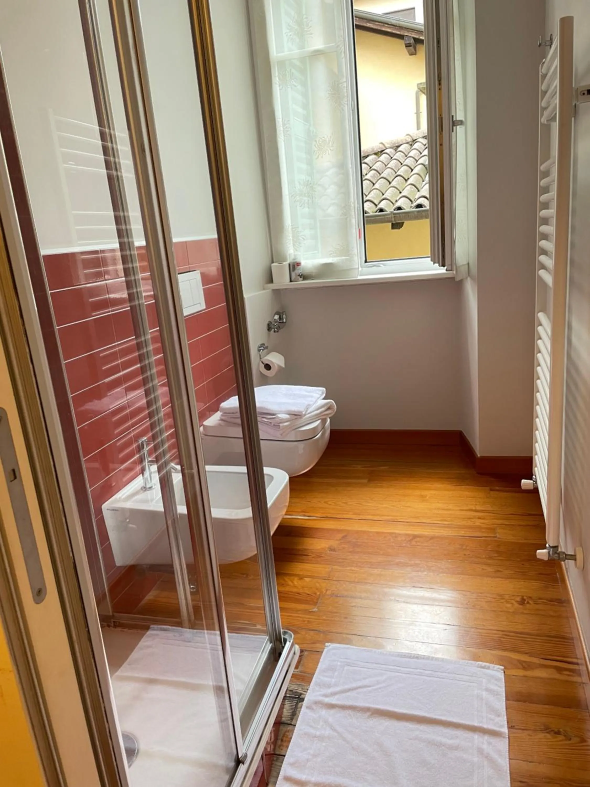 Shower, Bed in Casa Lari Stresa