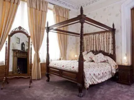 Bedroom, Bed in The Royal Hotel Tain