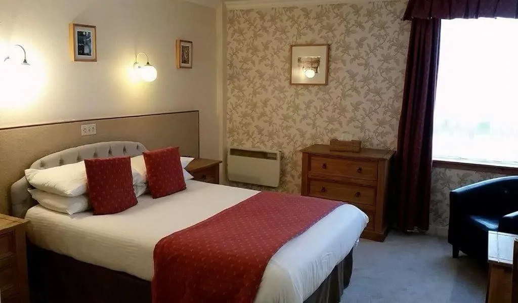 Bedroom, Bed in The Royal Hotel Tain