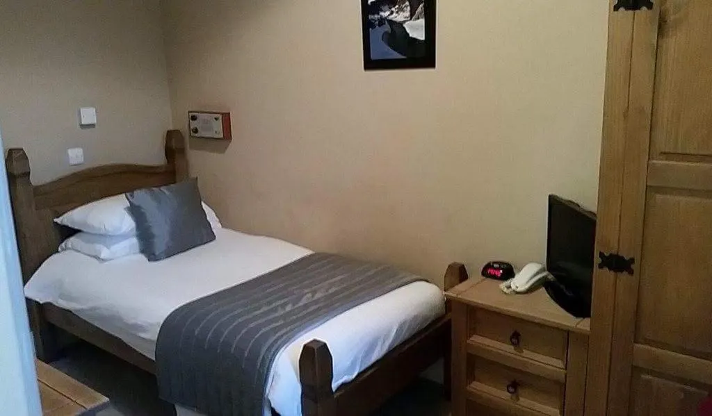 Bedroom, Bed in The Royal Hotel Tain