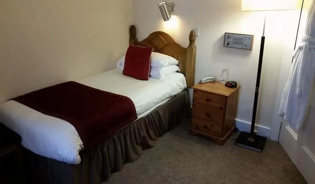 Bedroom, Bed in The Royal Hotel Tain