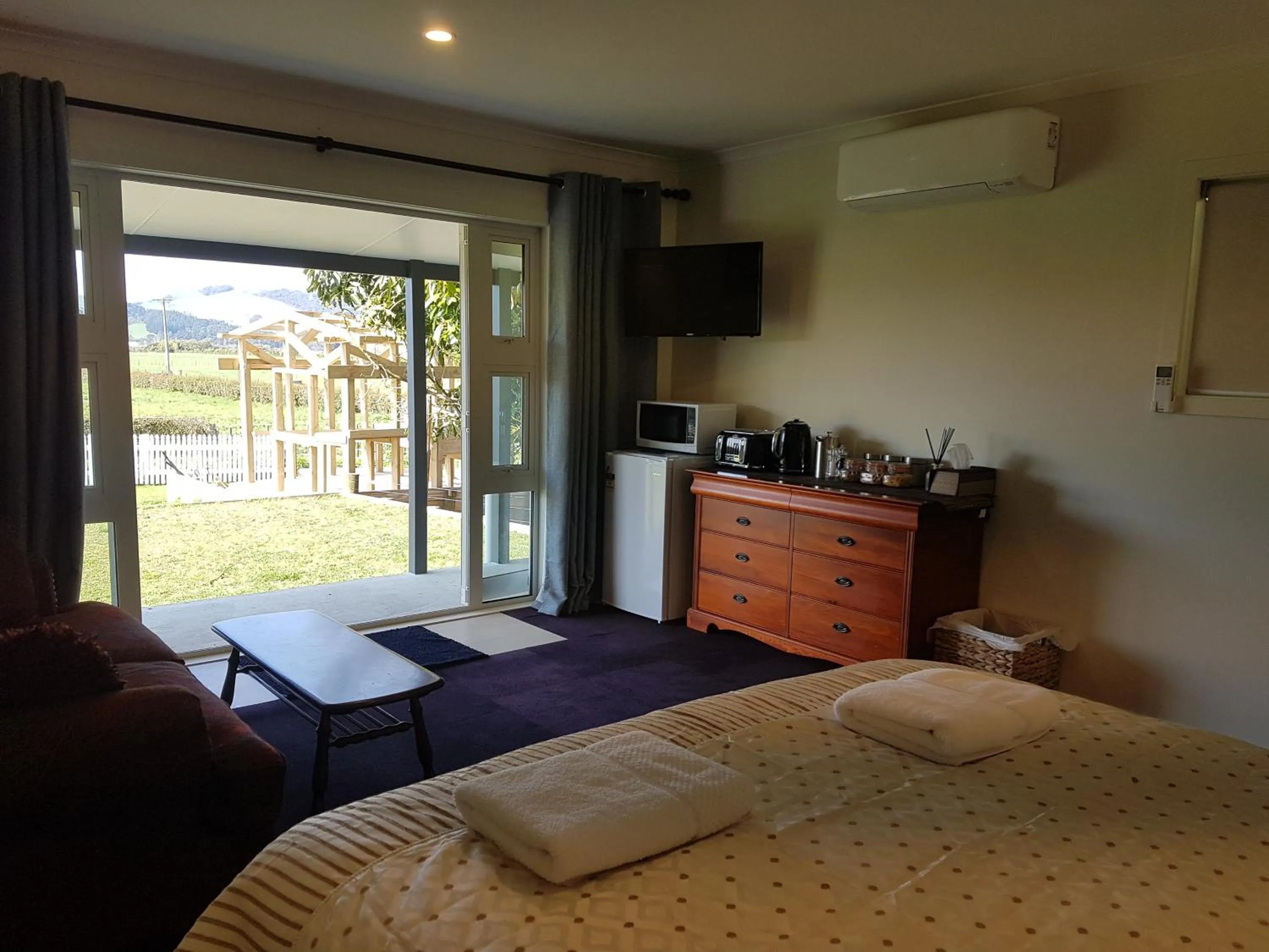 Living room, Bed in Homestead B&B Cambridge