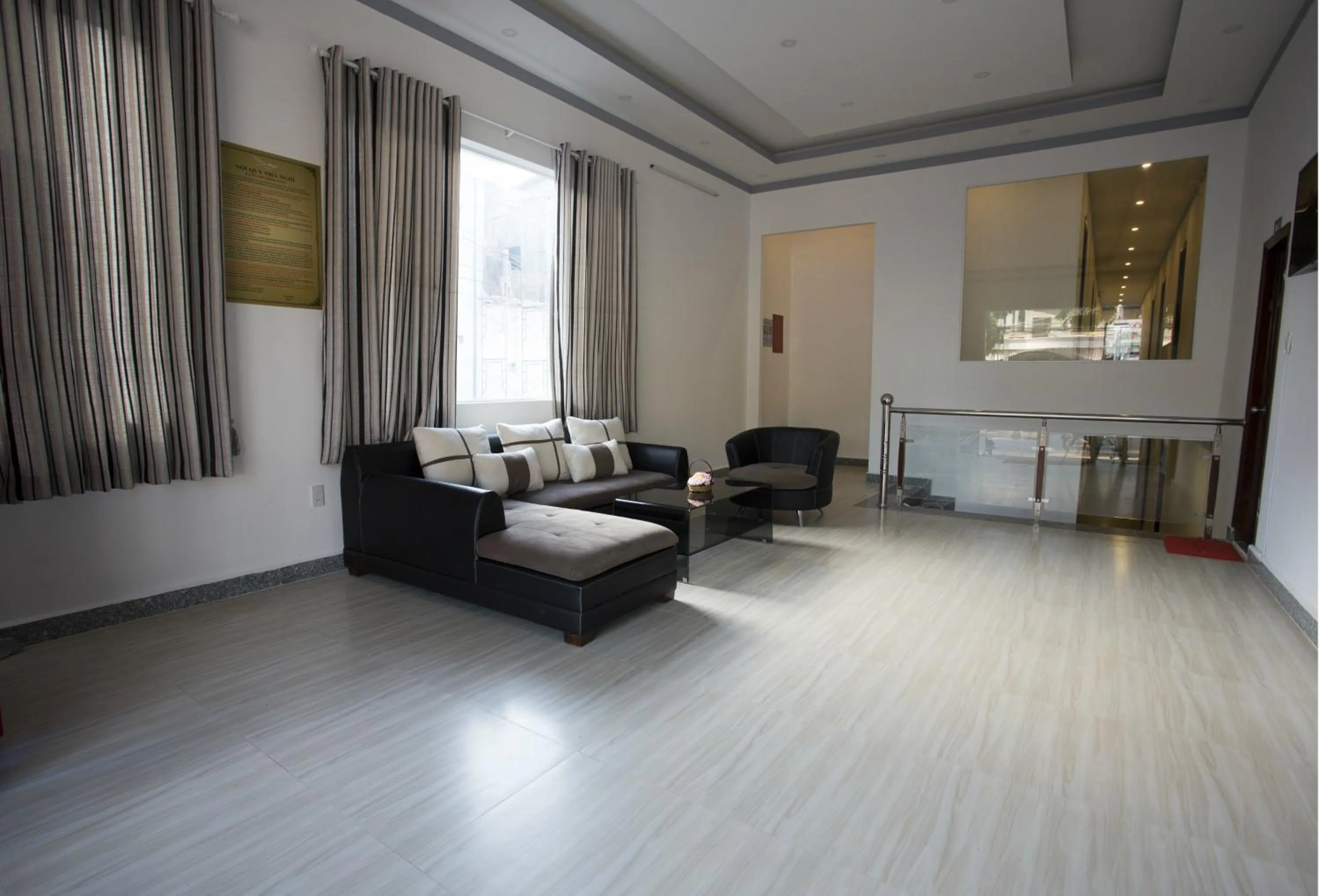 Communal lounge/ TV room in Yen Huynh Guest House