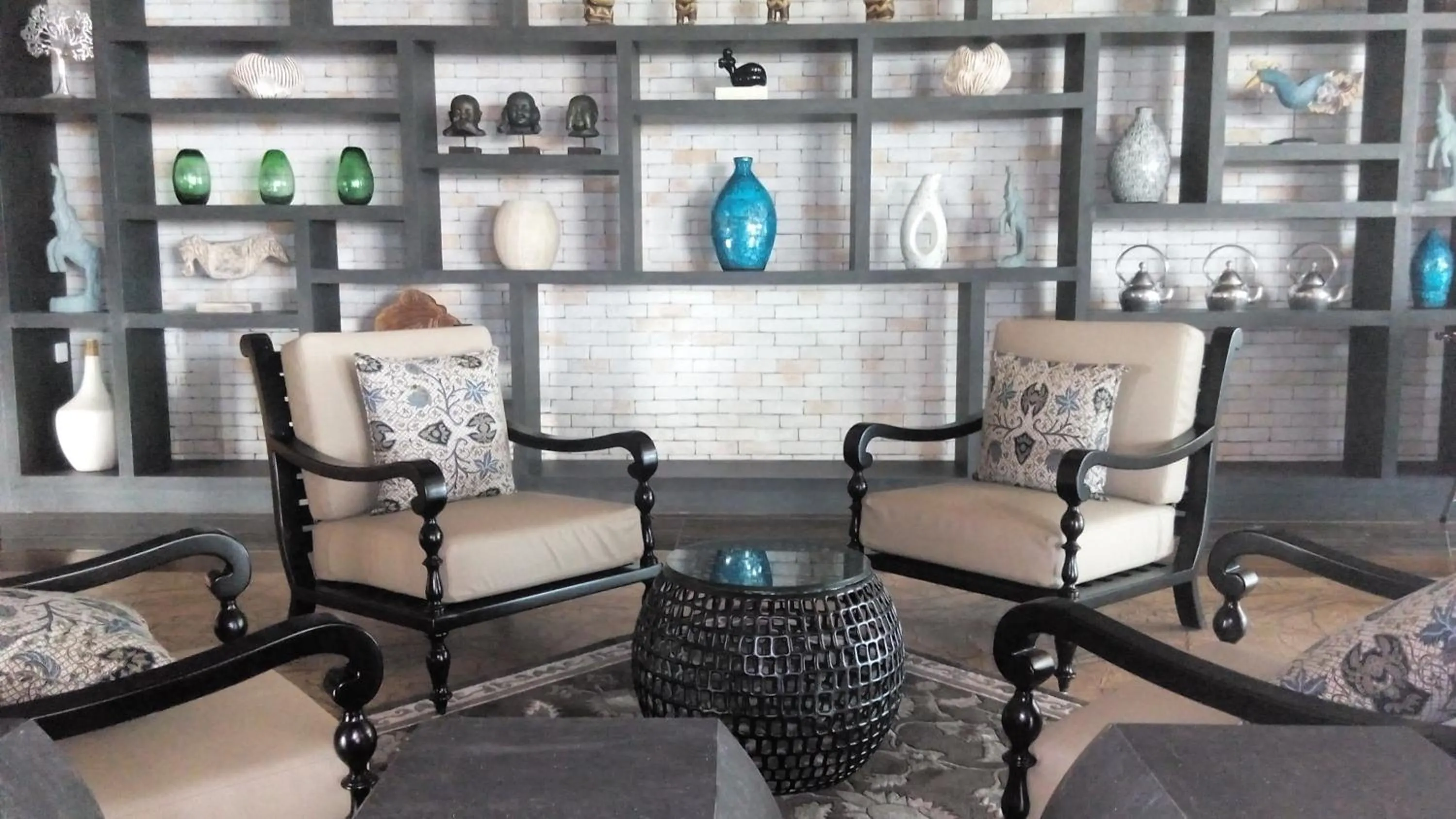 Communal lounge/ TV room in Swiss-Belinn Saripetojo Solo