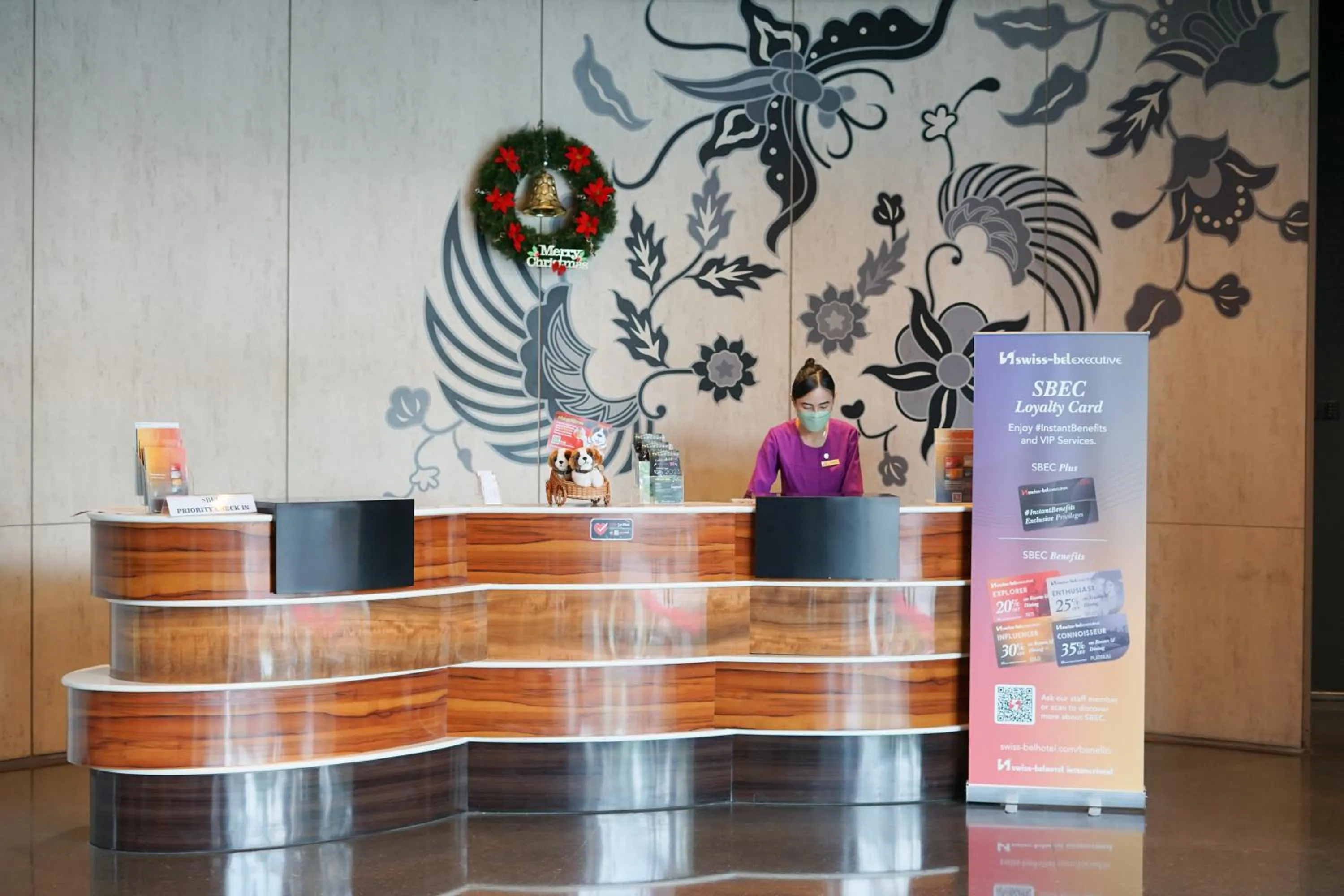 Lobby or reception in Swiss-Belinn Saripetojo Solo