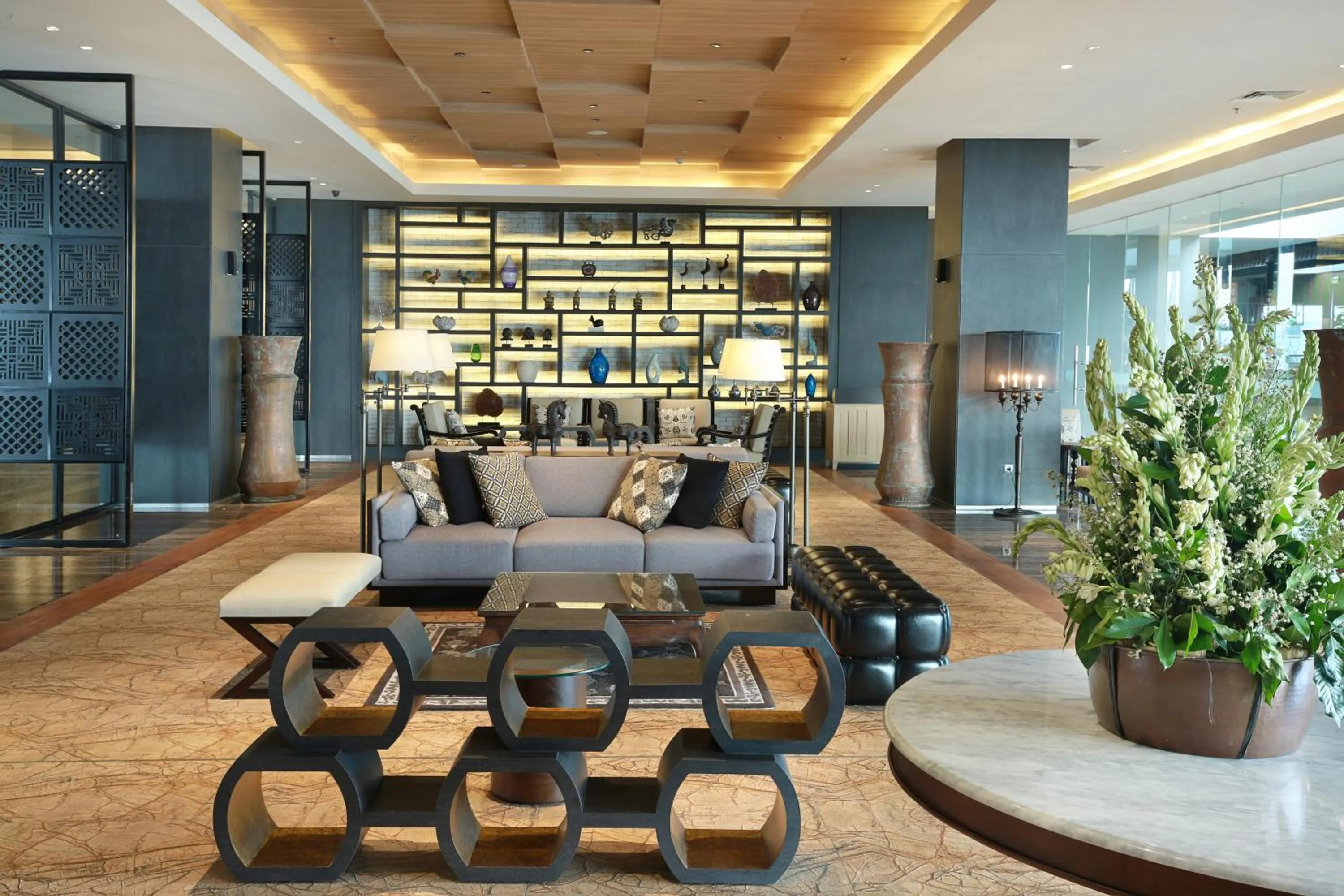 Communal lounge/ TV room in Swiss-Belinn Saripetojo Solo