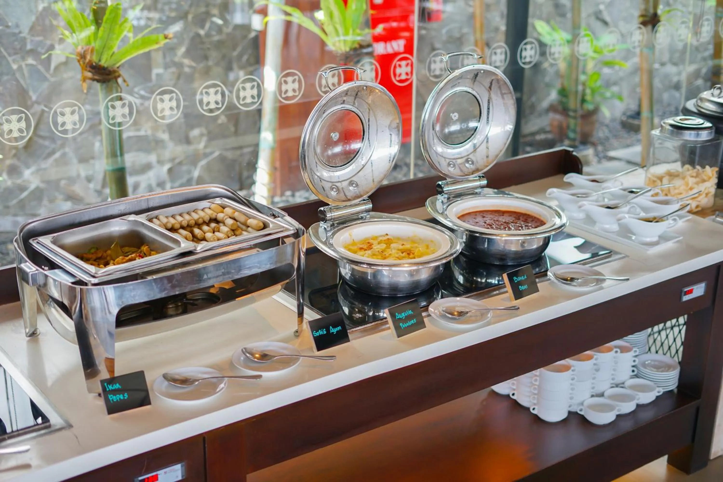 Buffet breakfast in Swiss-Belinn Saripetojo Solo