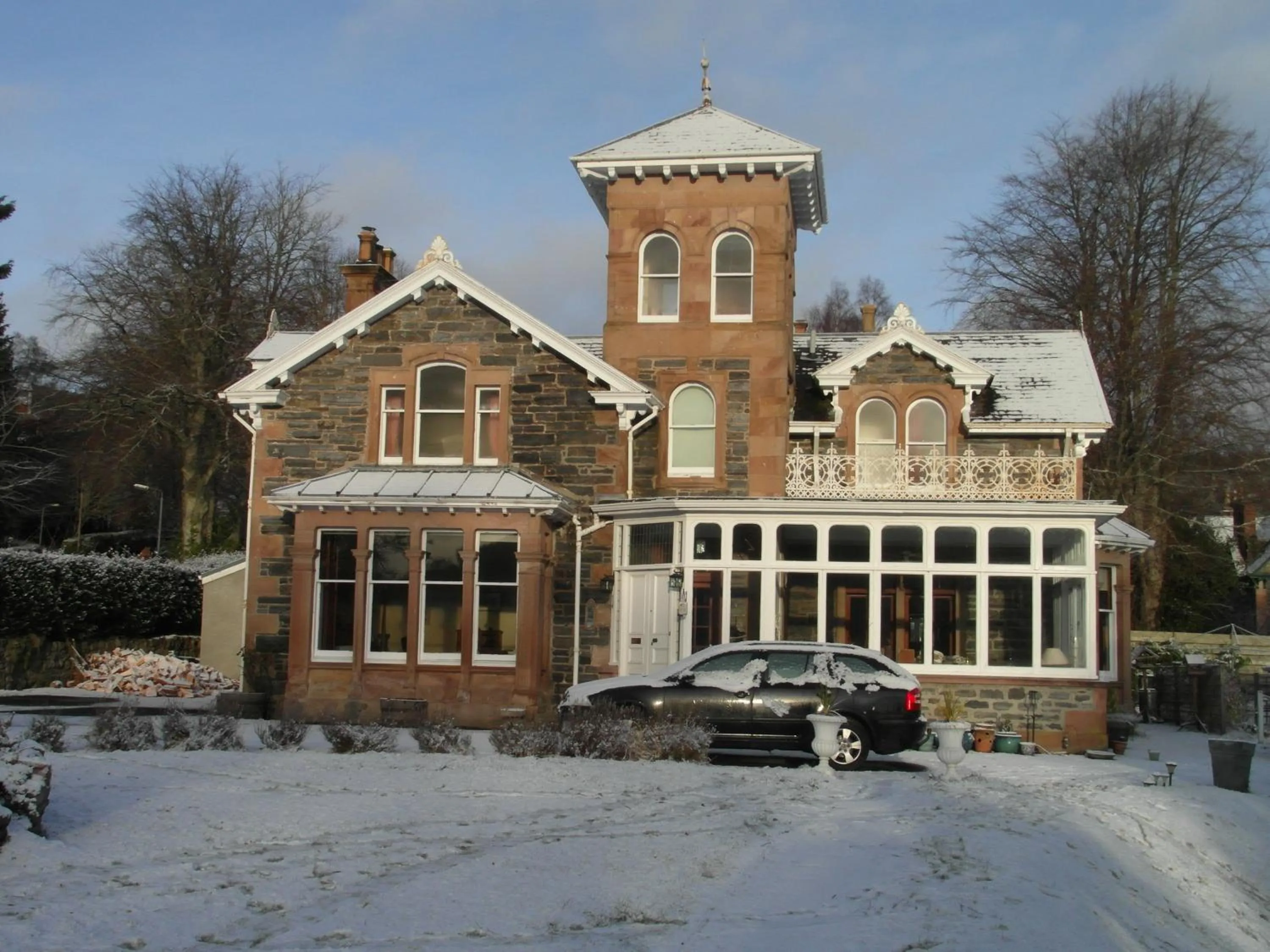 Facade/entrance in Holly Lodge