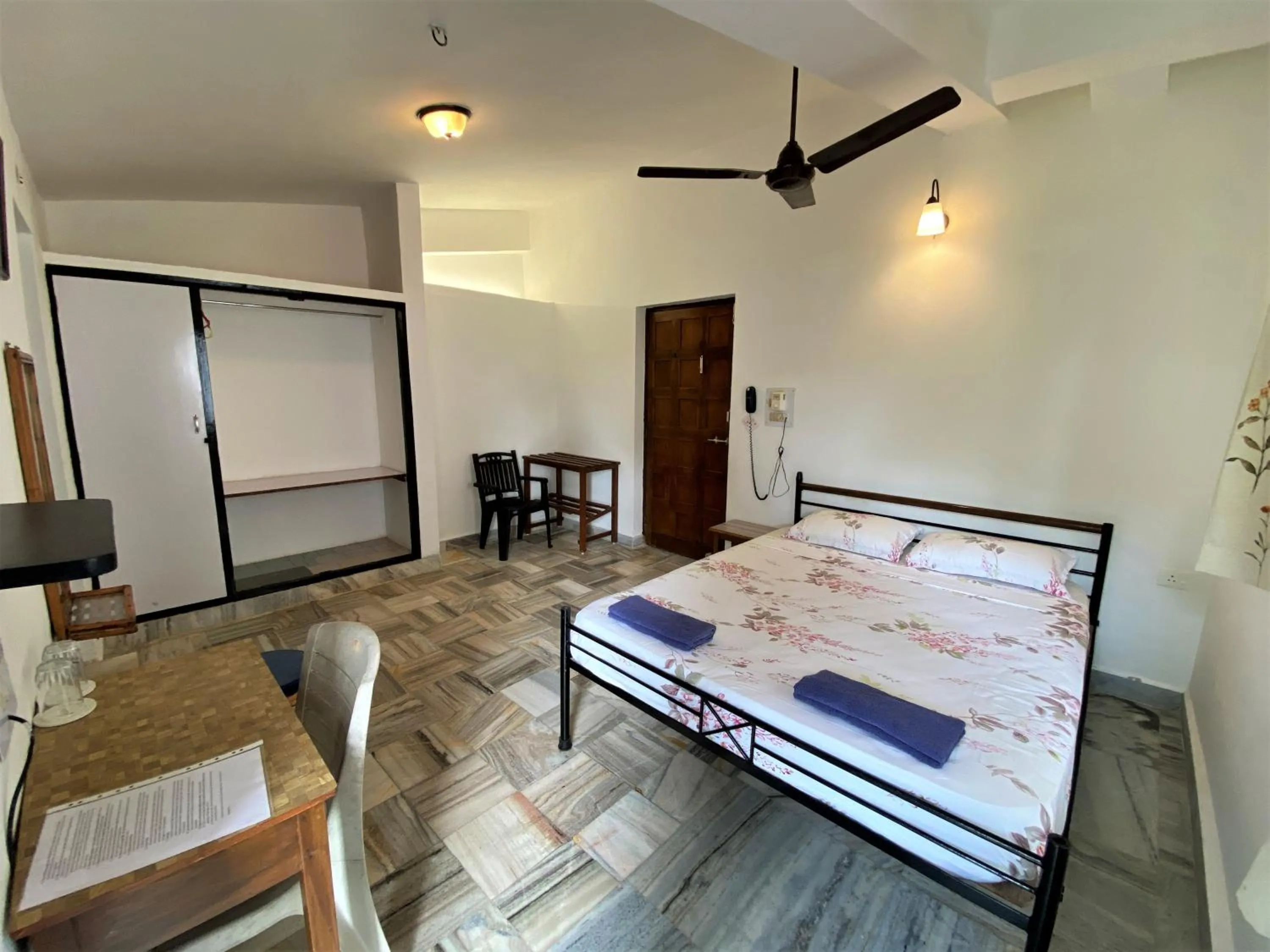 Bedroom, Bed in Peravel Beach Holiday Home