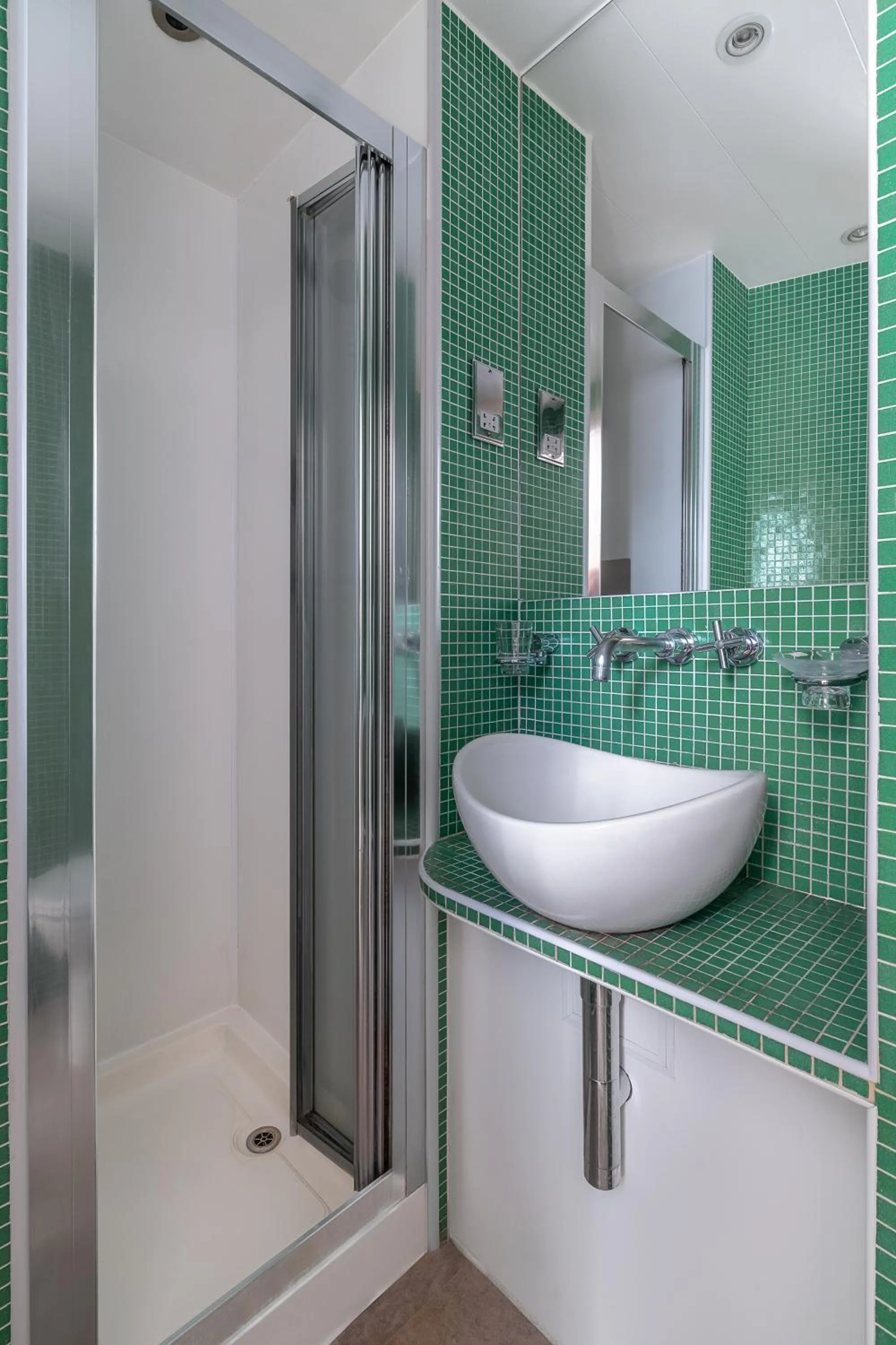 Shower in Harlingford Hotel