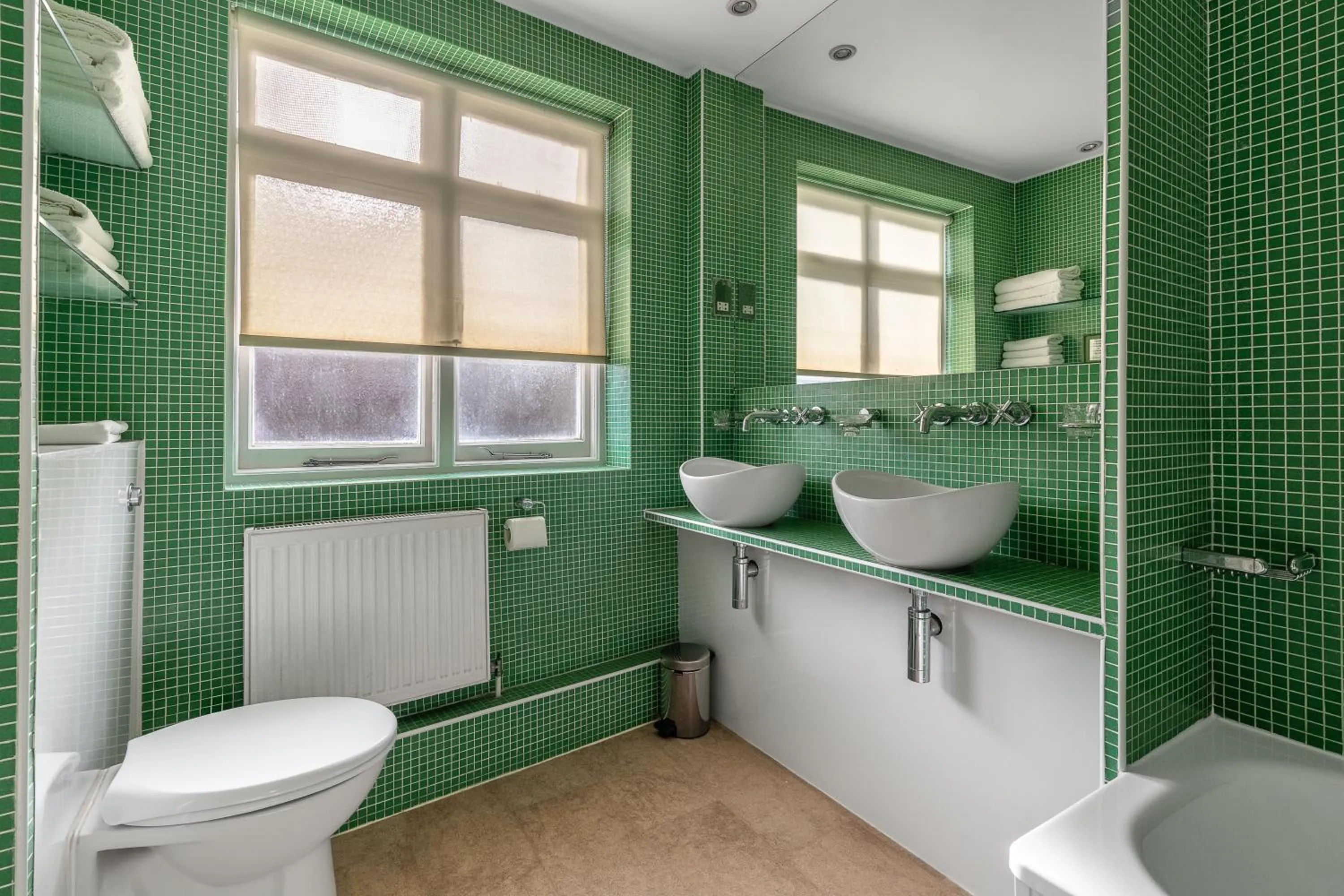 Bathroom in Harlingford Hotel