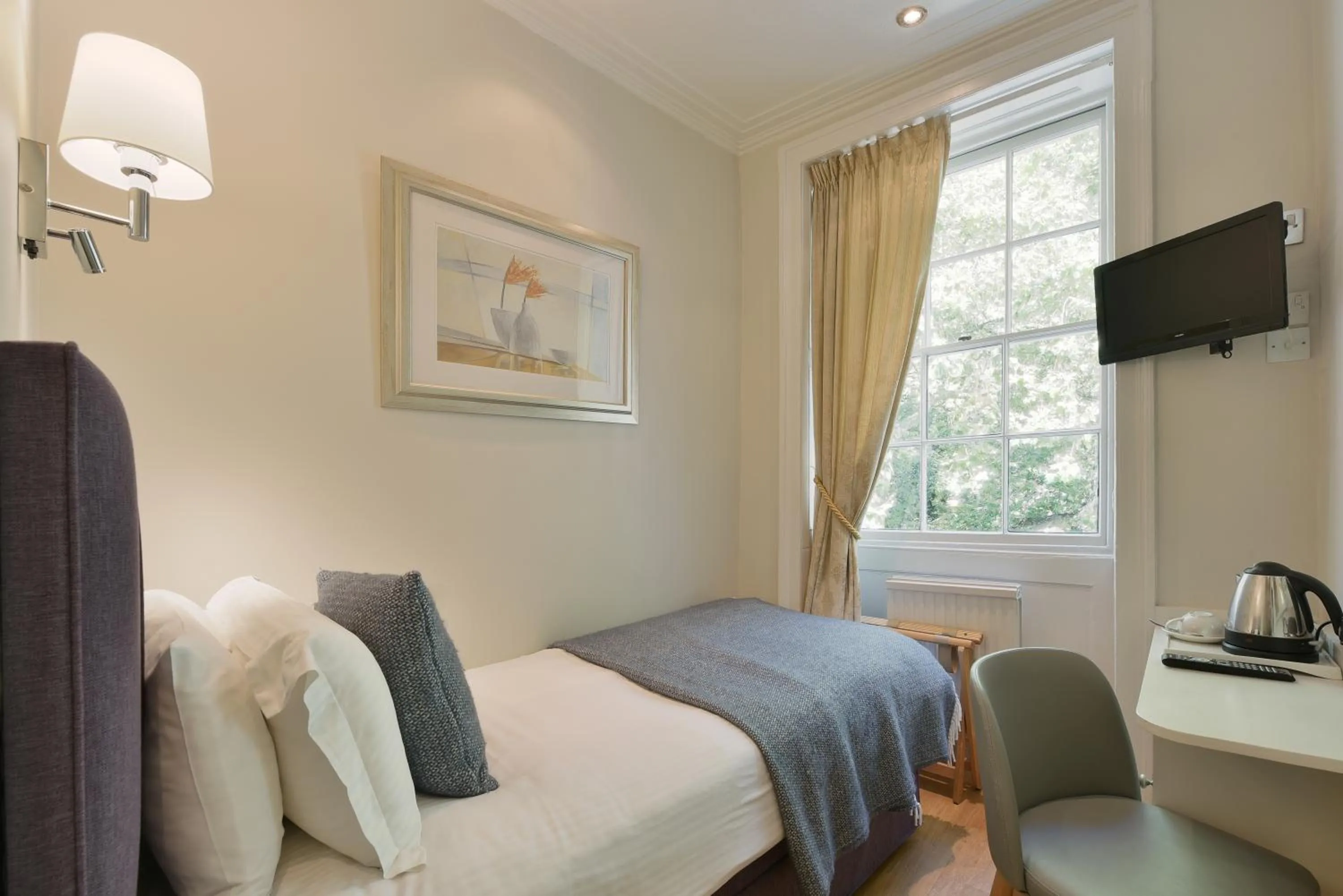 Bedroom, Bed in Harlingford Hotel