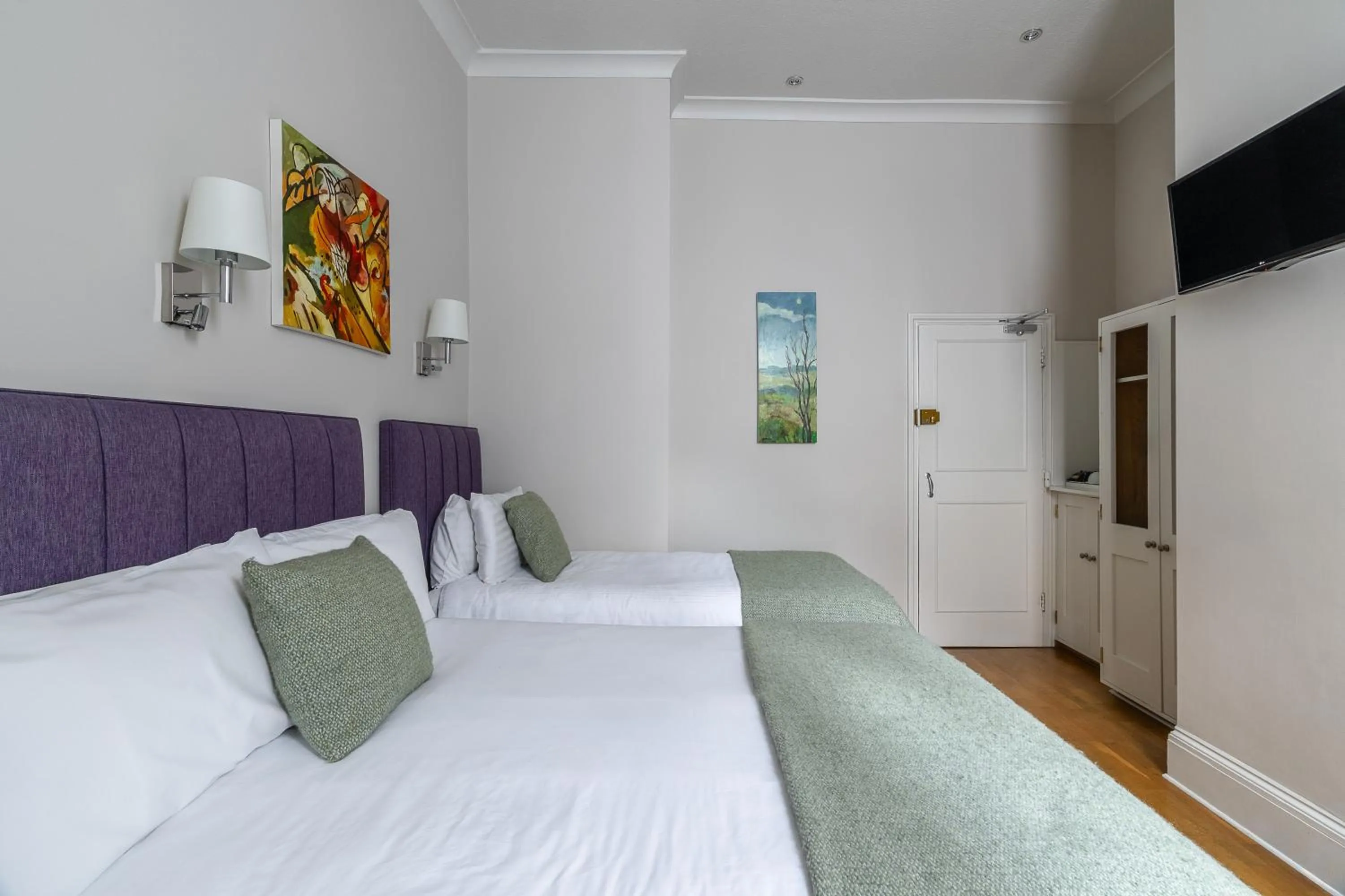 Photo of the whole room, Bed in Harlingford Hotel