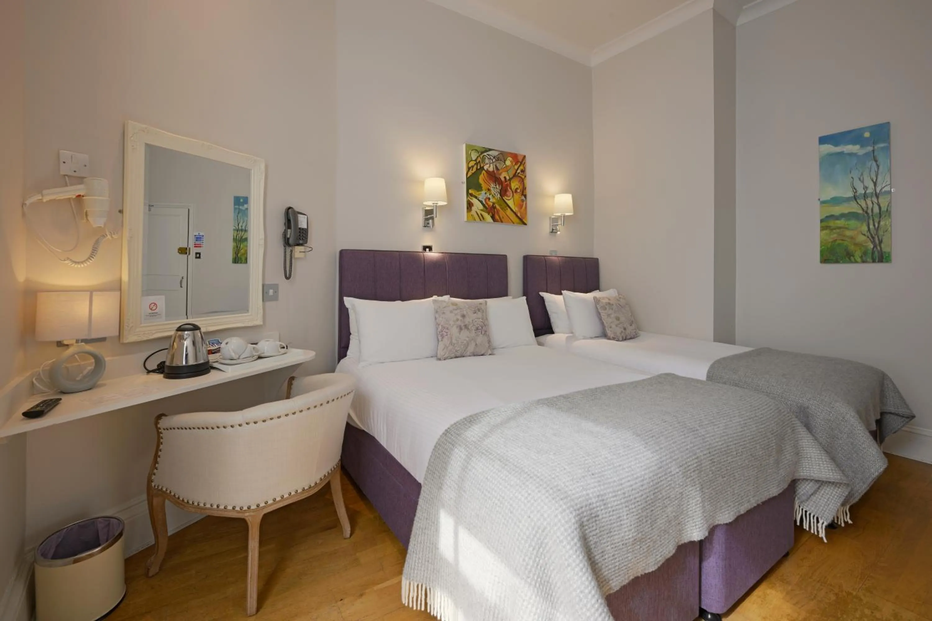 Bedroom, Bed in Harlingford Hotel