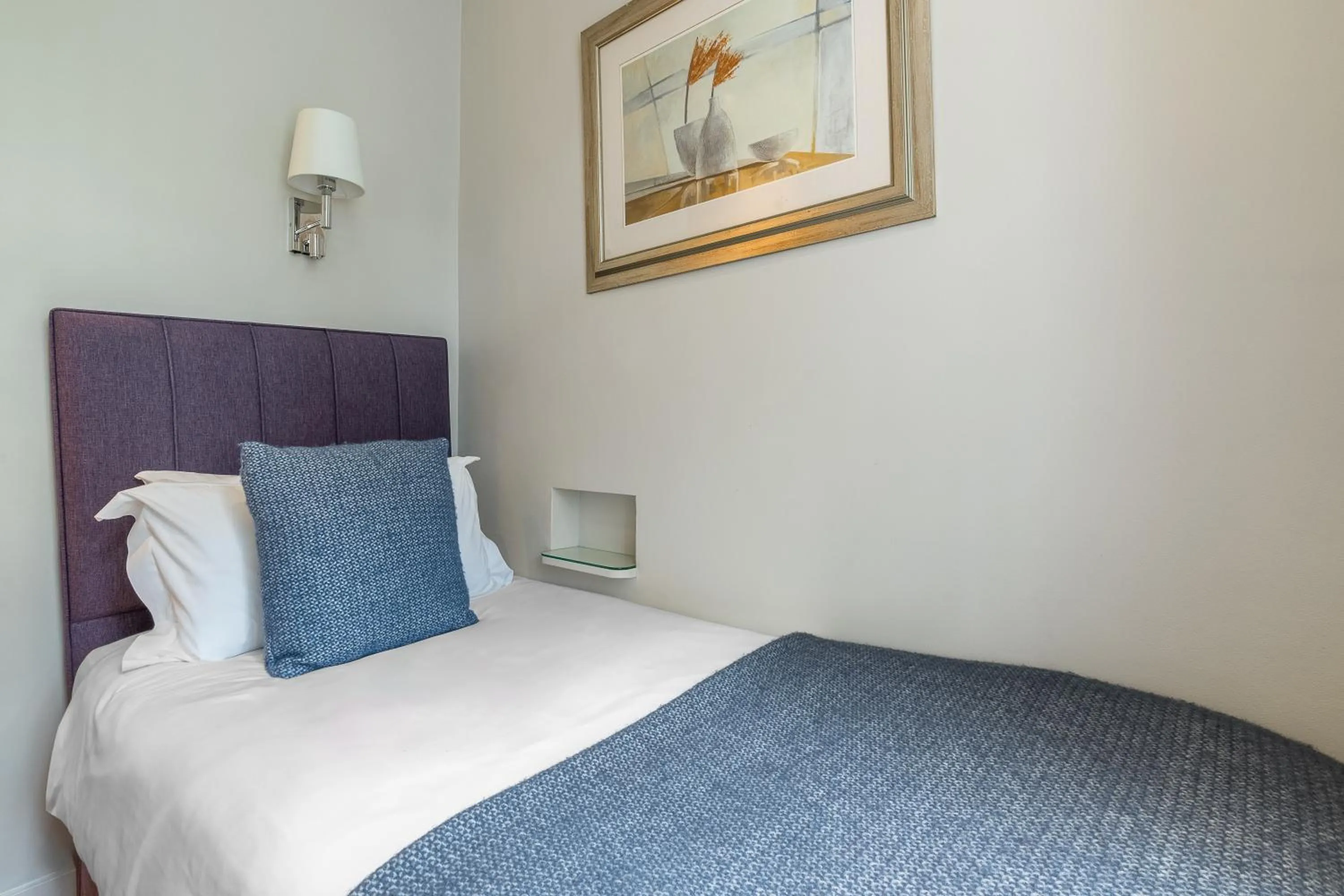 Bedroom, Bed in Harlingford Hotel