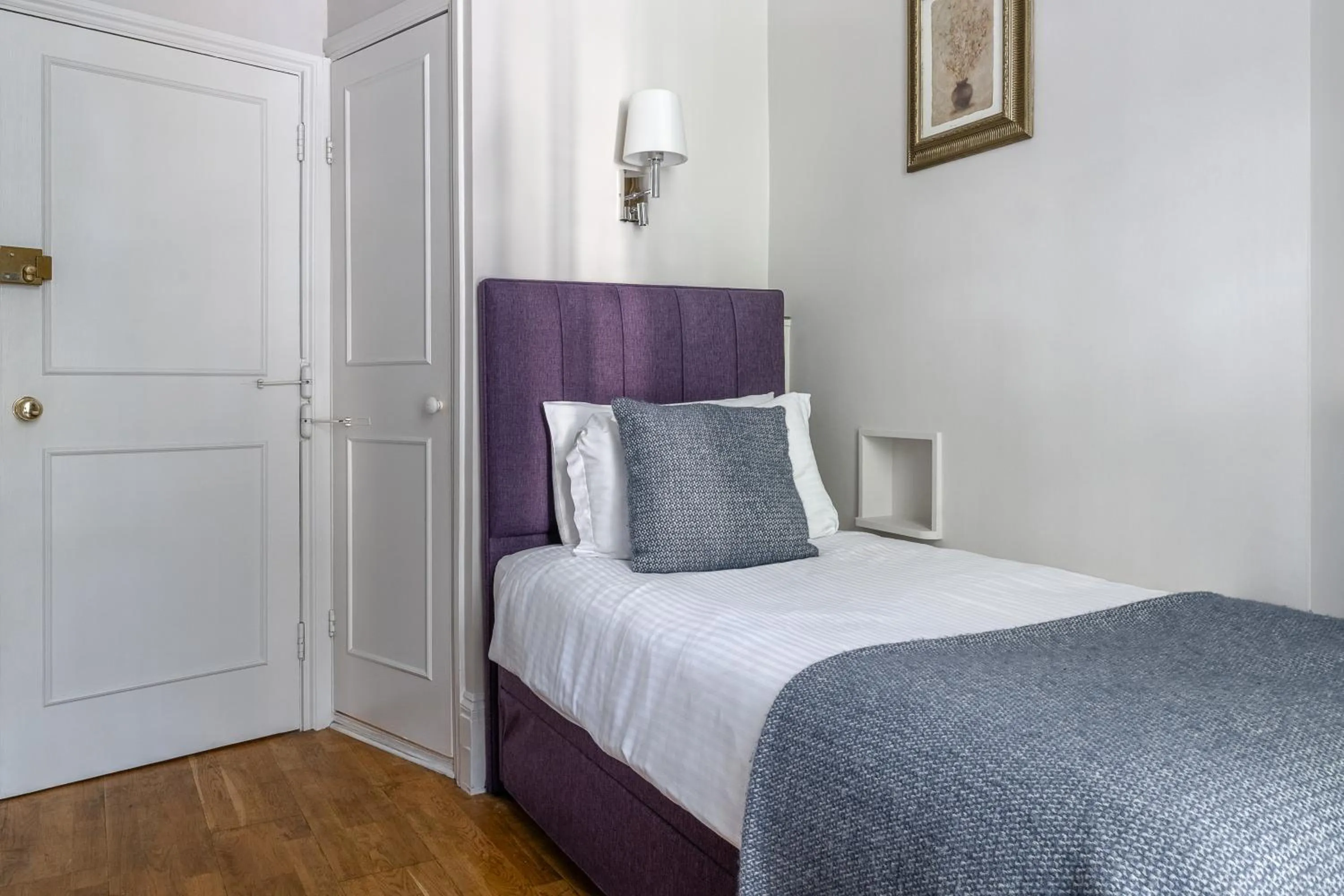 Bed in Harlingford Hotel