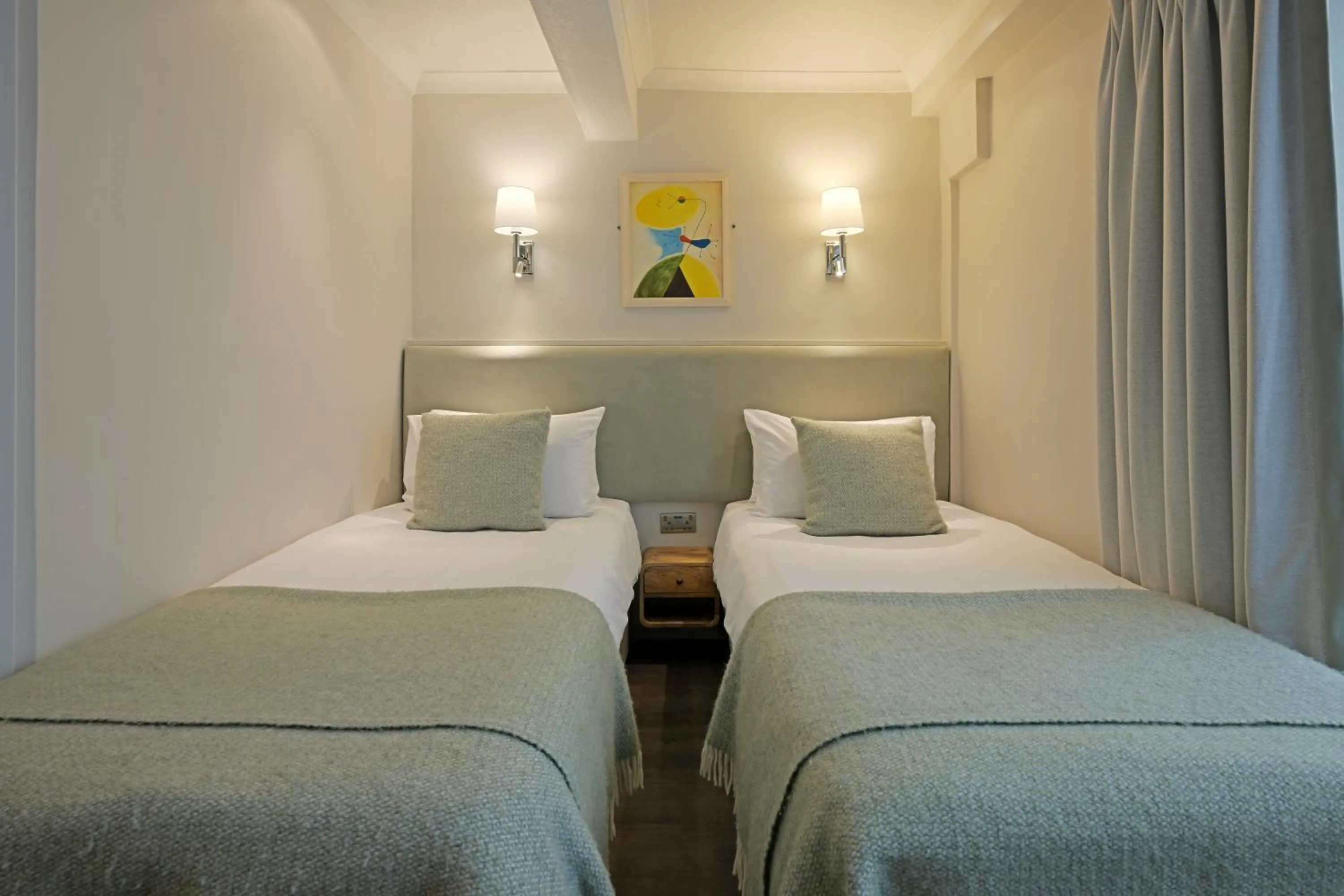 Bedroom, Bed in Harlingford Hotel