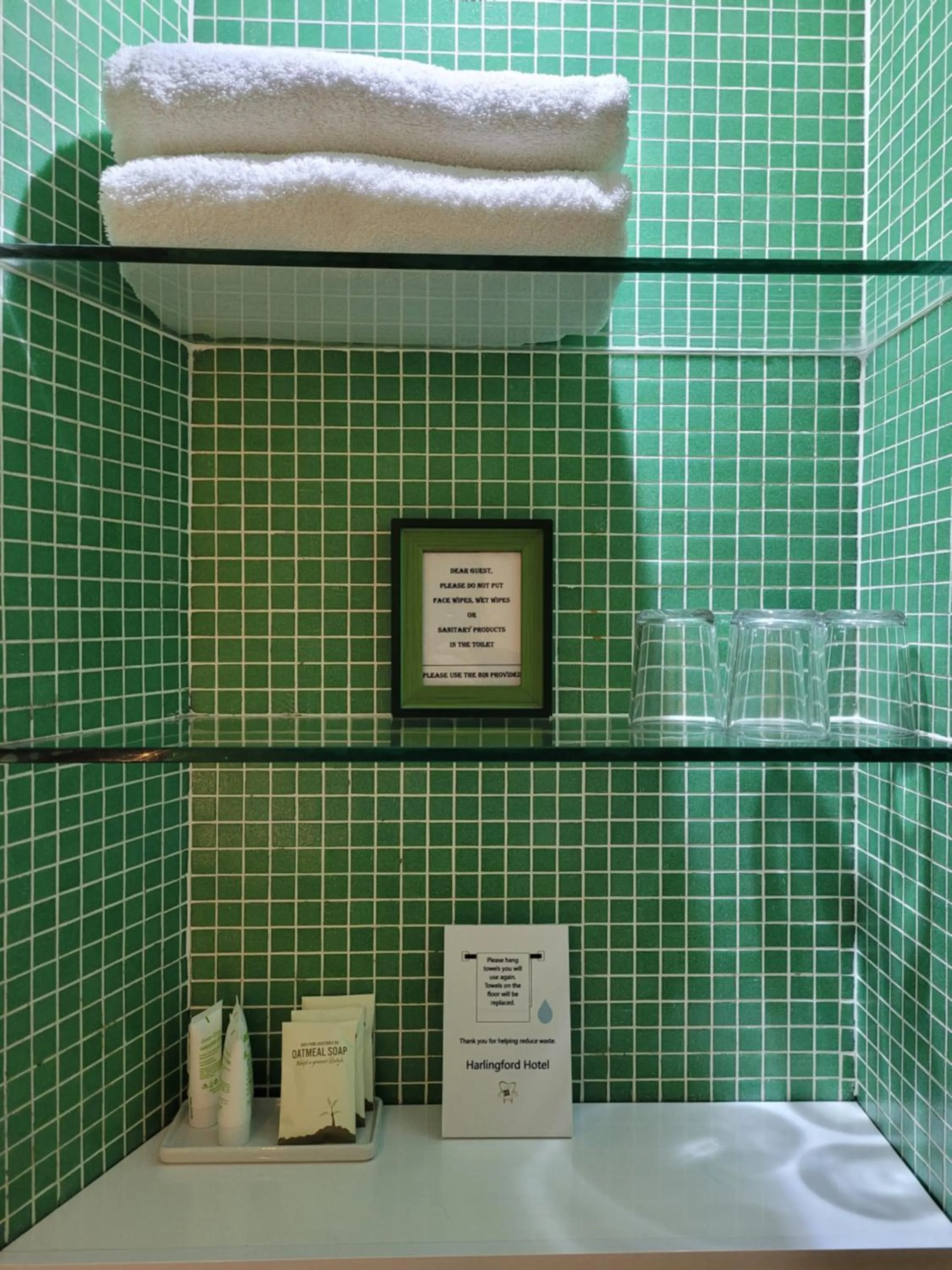 Bathroom in Harlingford Hotel