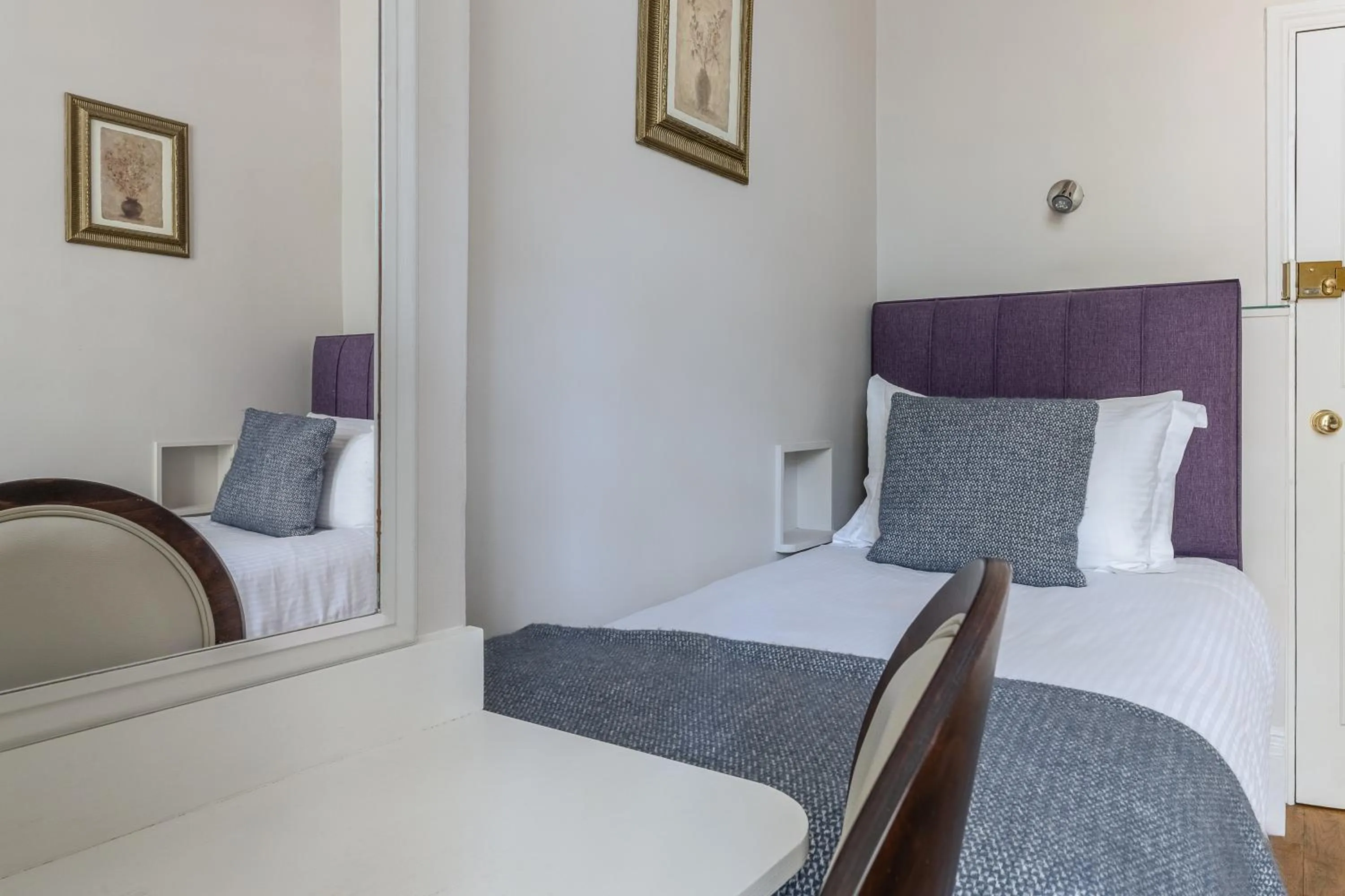 Bed in Harlingford Hotel