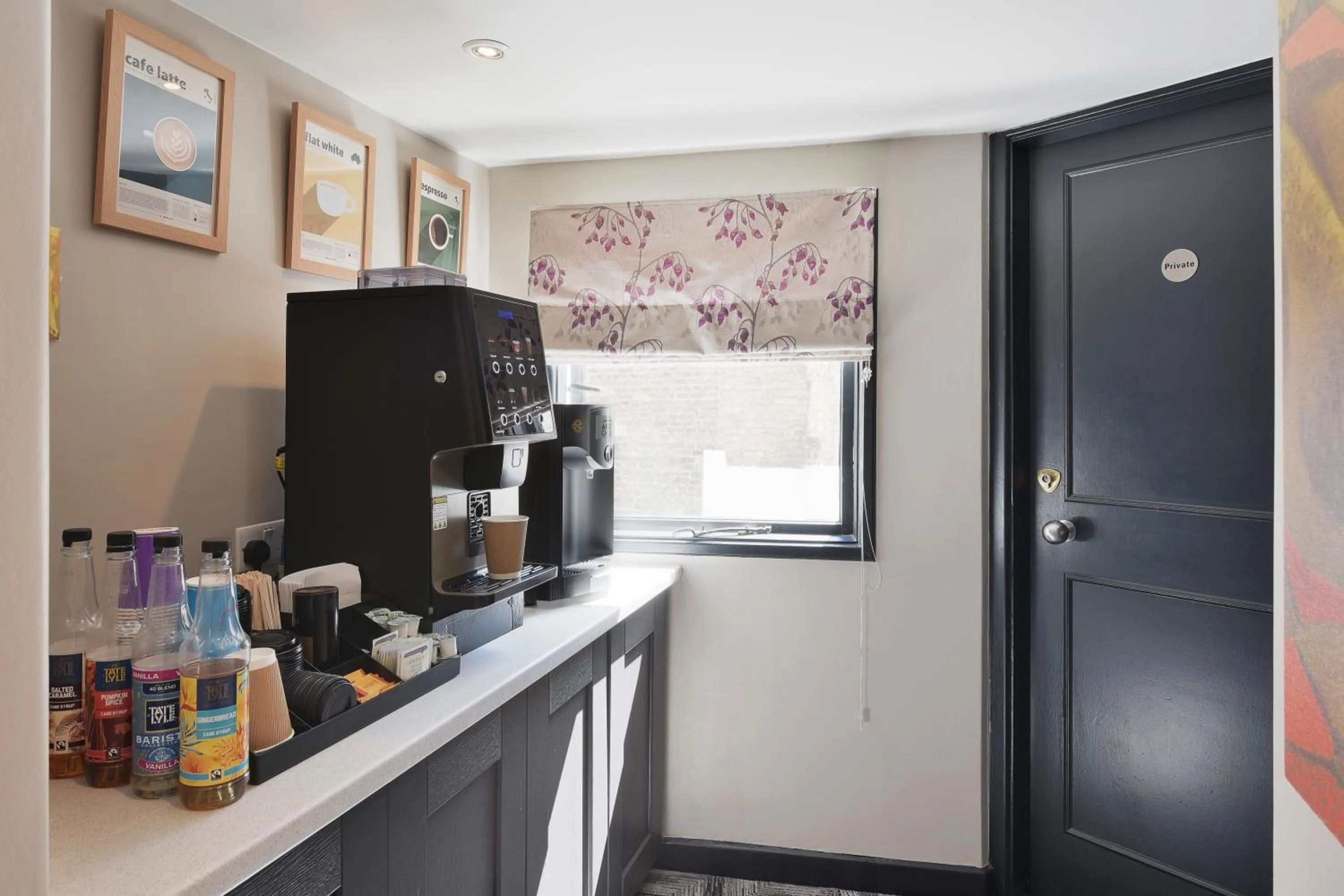 Coffee/tea facilities in Harlingford Hotel