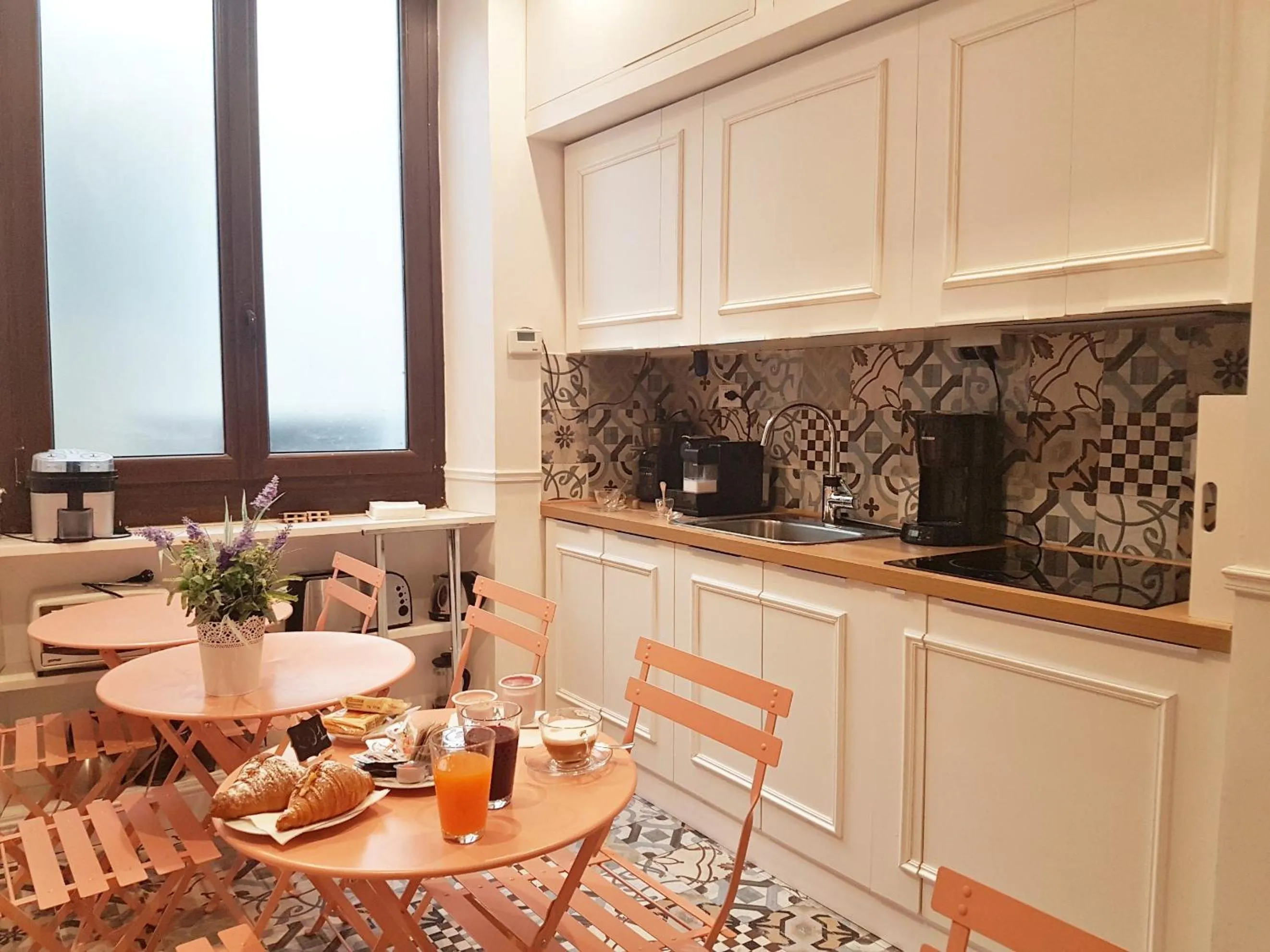 Restaurant/places to eat in Navona Central Suites