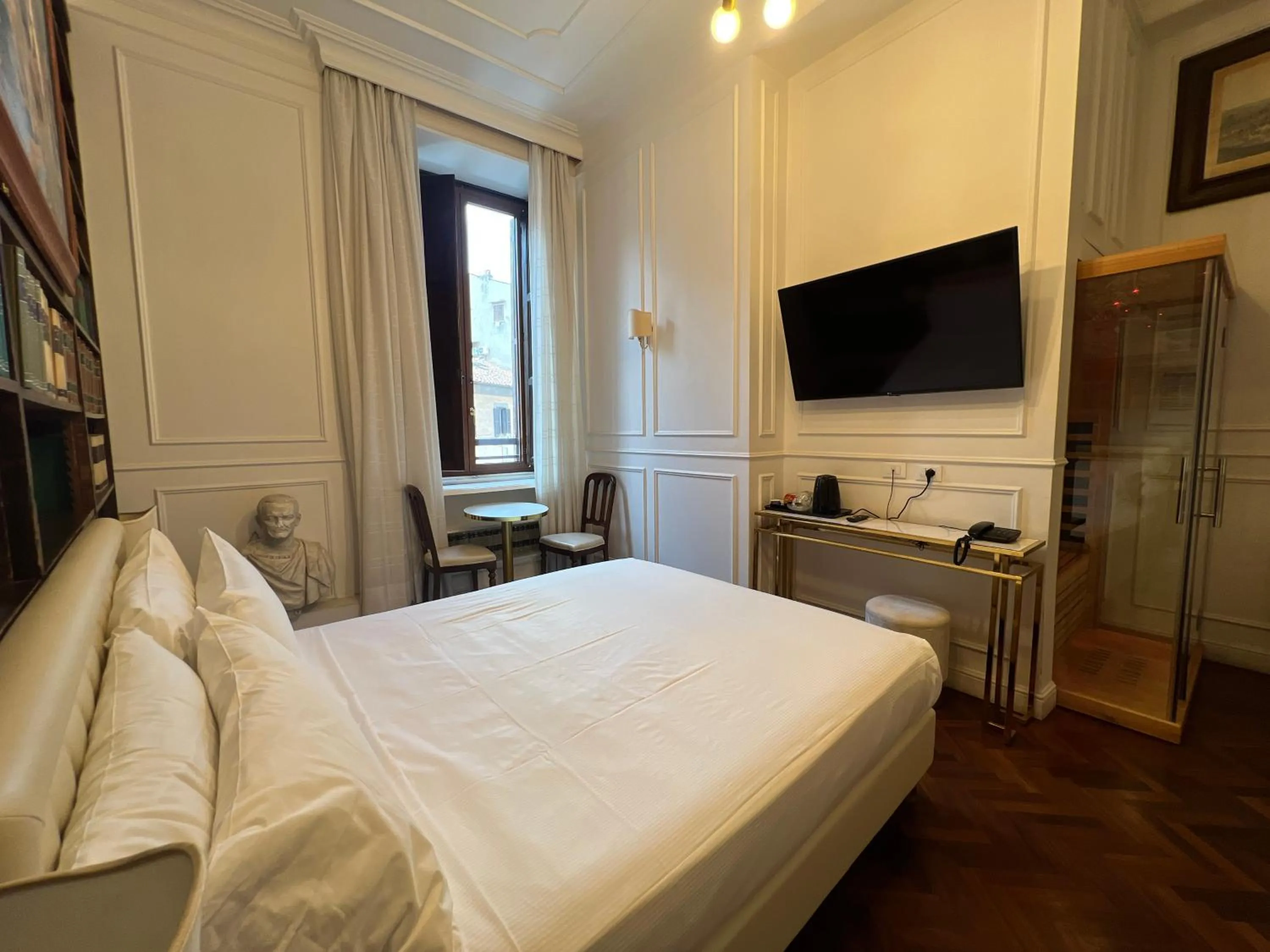 Photo of the whole room, Bed in Navona Central Suites