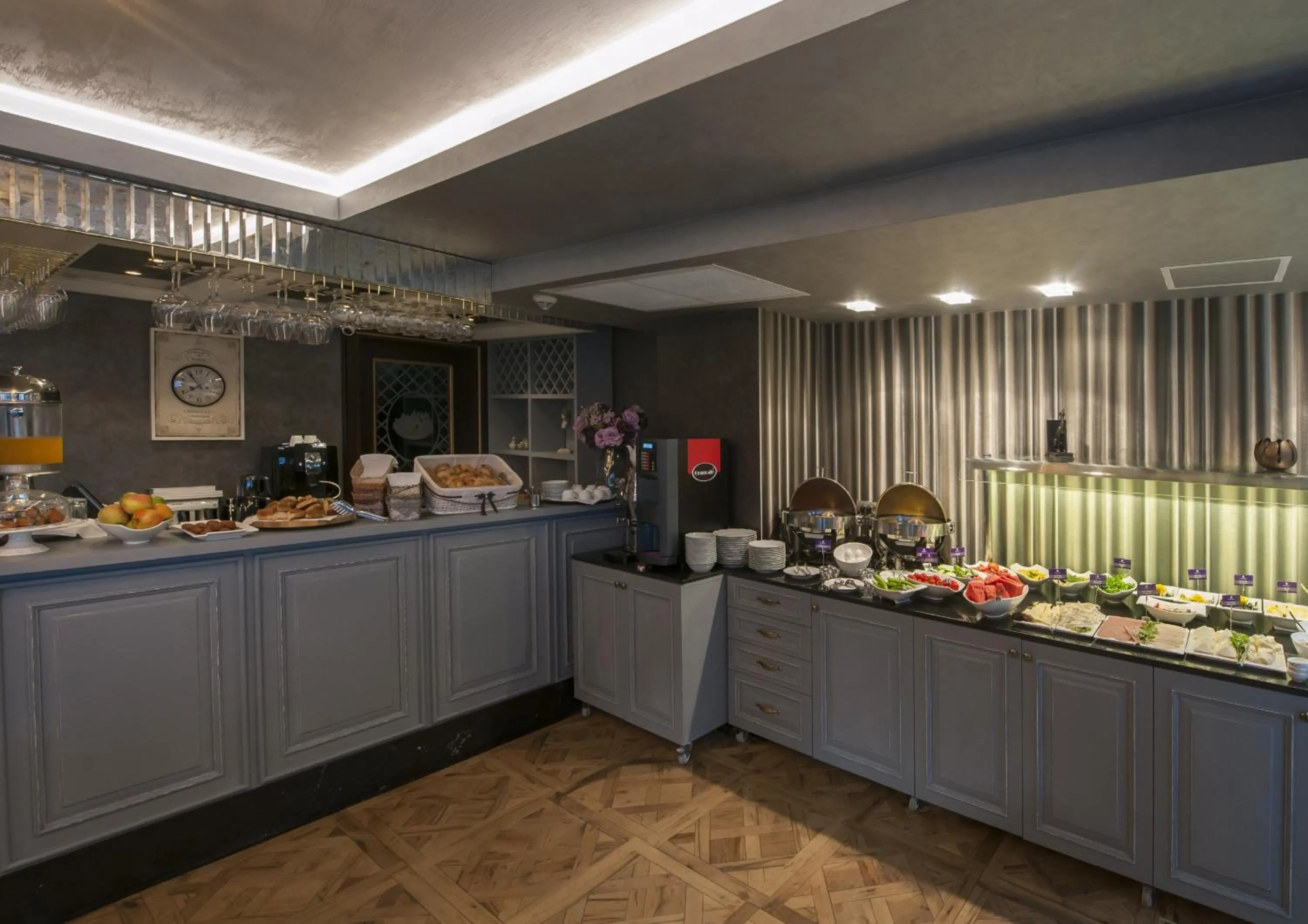 Restaurant/places to eat in Le Petit Palace Hotel - Special Category