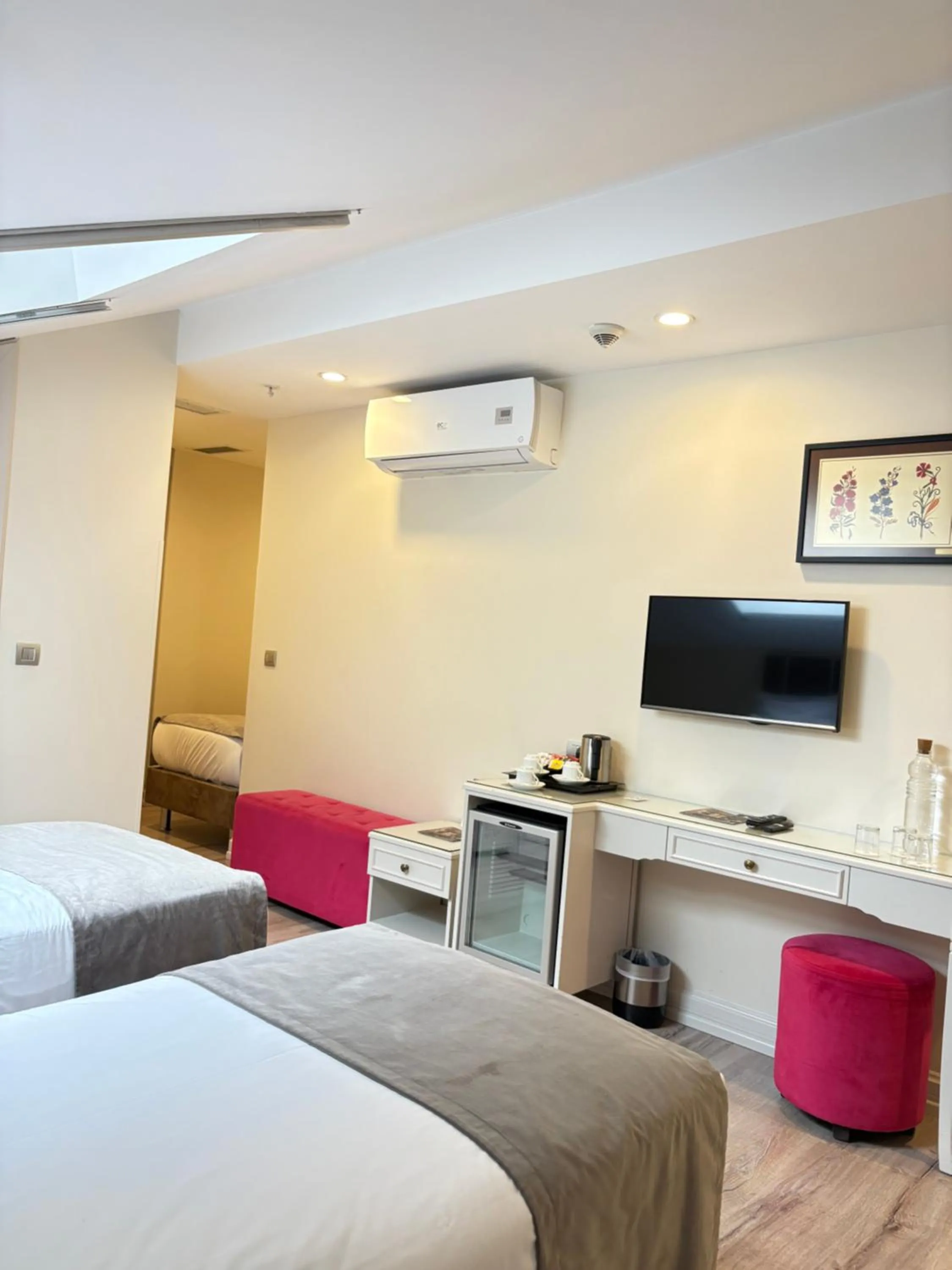 Photo of the whole room, Bed in Le Petit Palace Hotel - Special Category