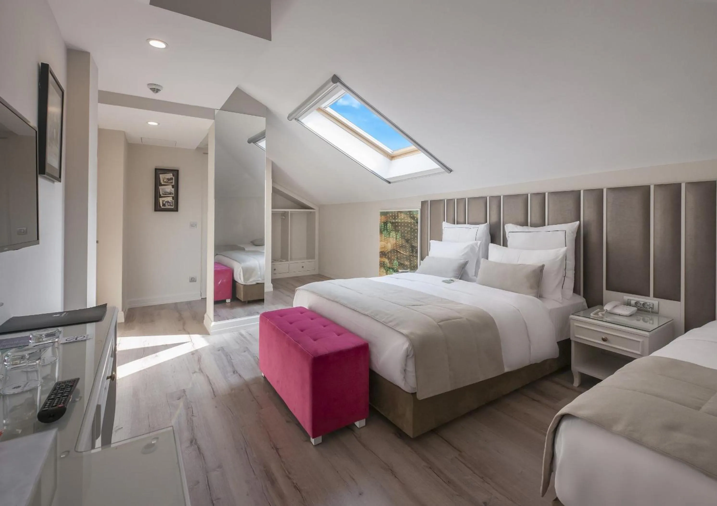 Bed in Le Petit Palace Hotel - Special Category