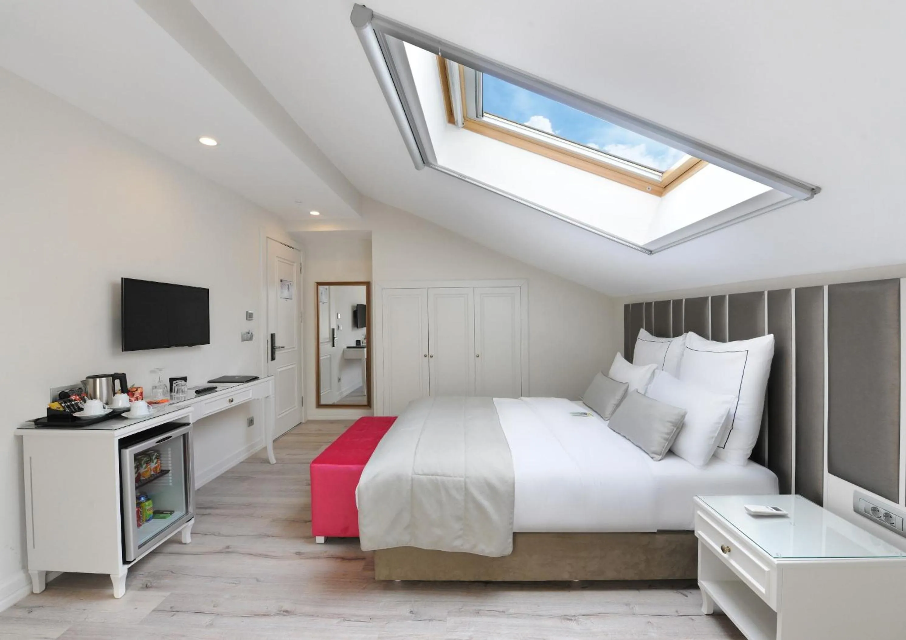 Bed in Le Petit Palace Hotel - Special Category