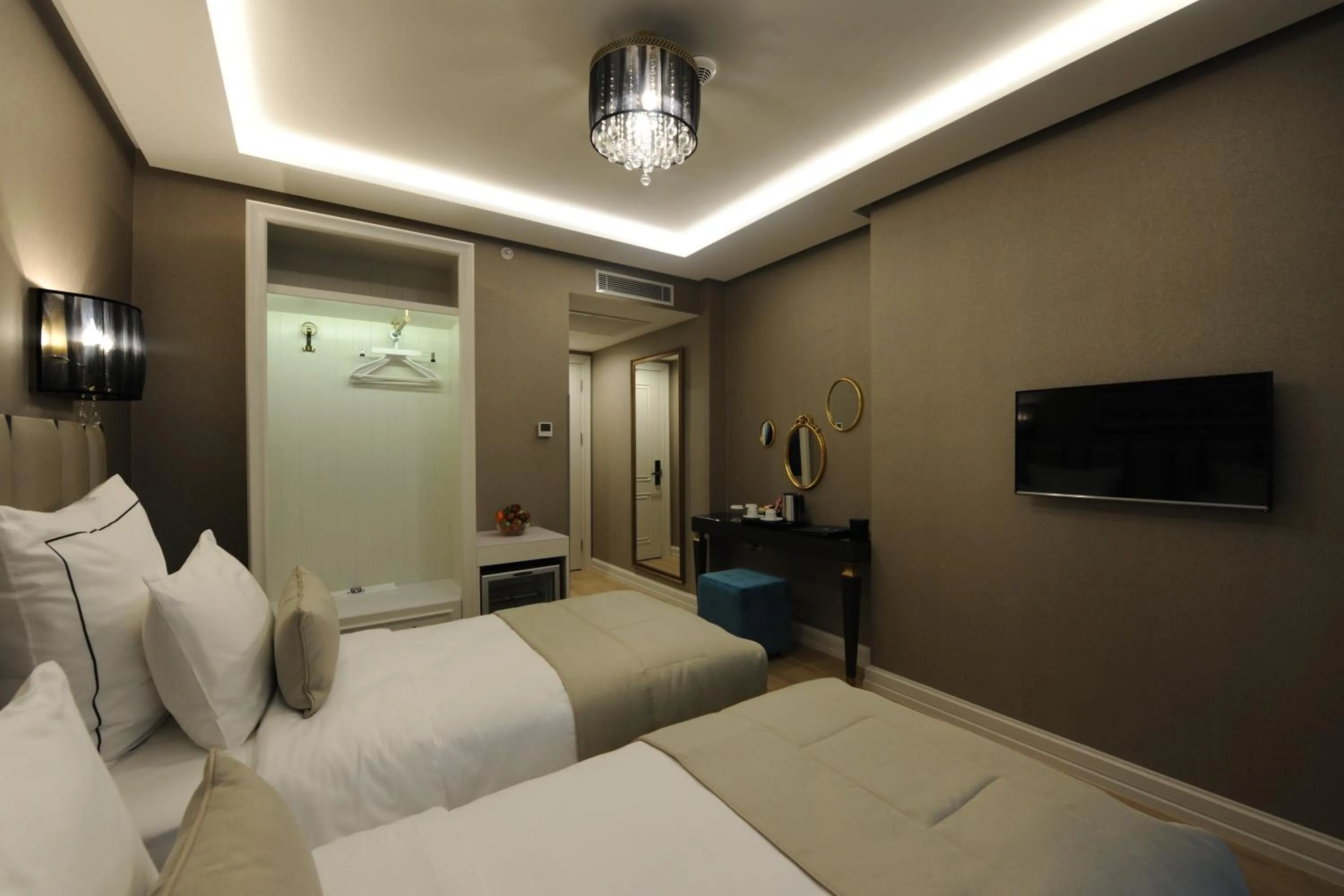 Communal lounge/ TV room, Bed in Le Petit Palace Hotel - Special Category