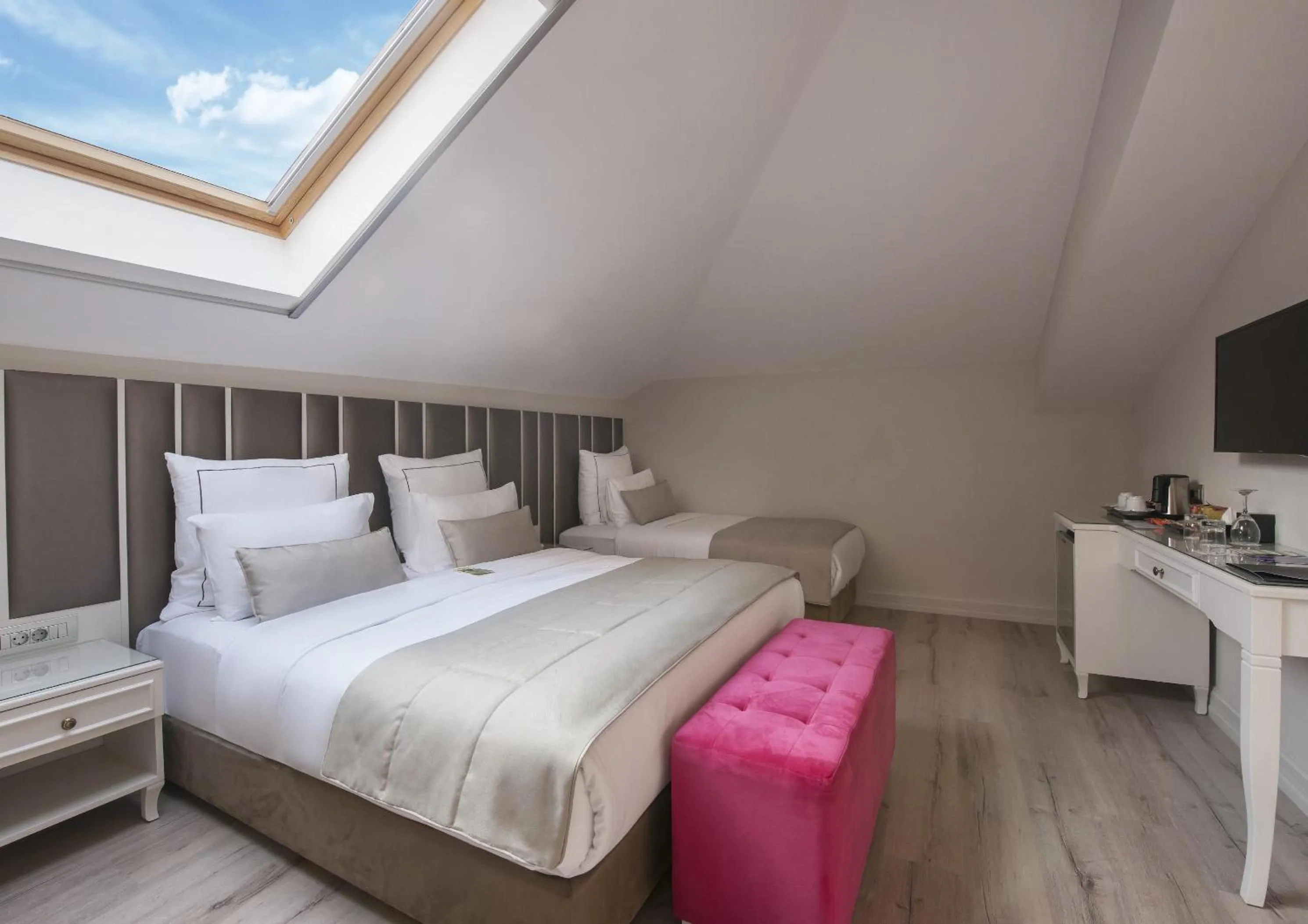 Bed in Le Petit Palace Hotel - Special Category