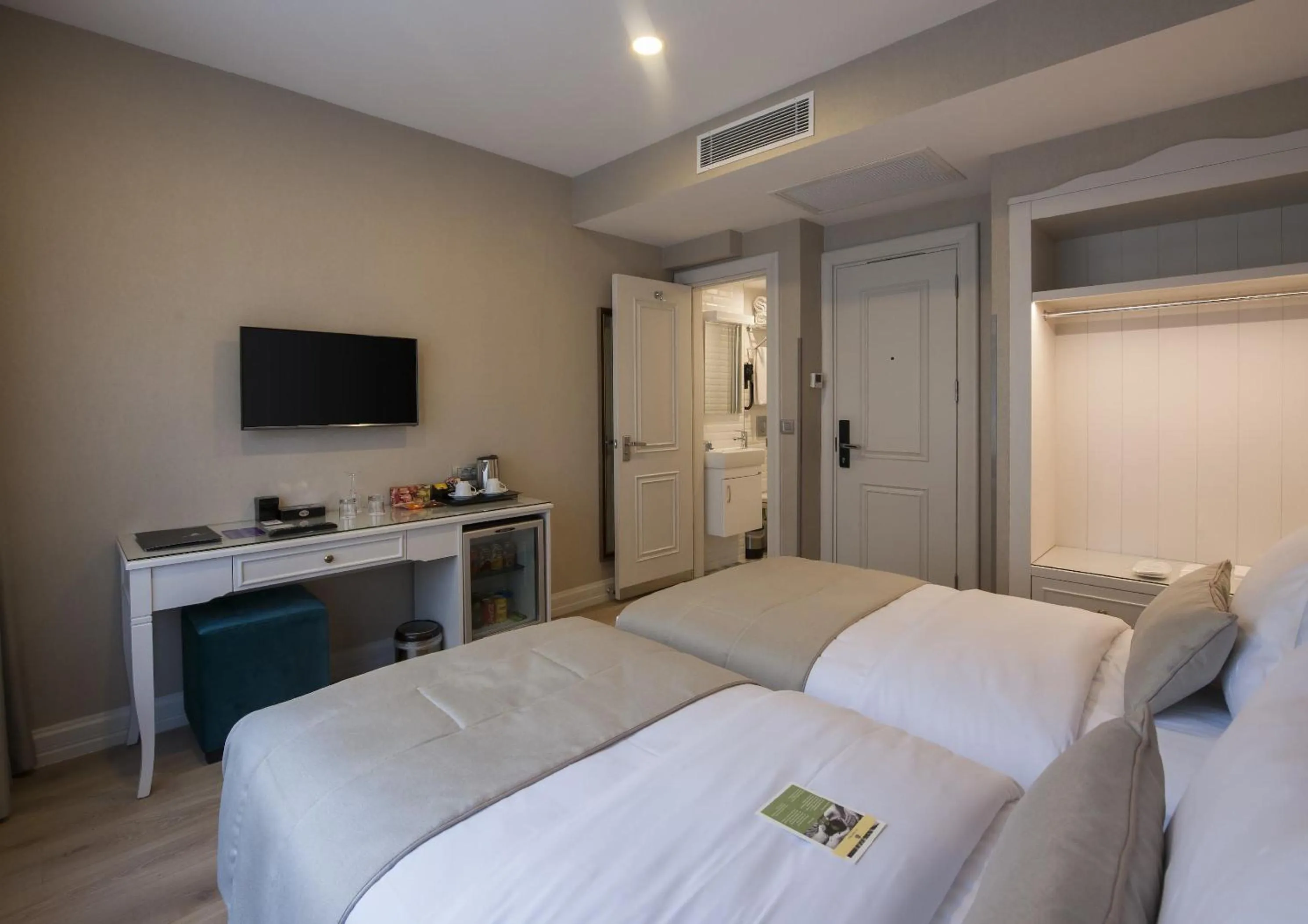 Bed in Le Petit Palace Hotel - Special Category