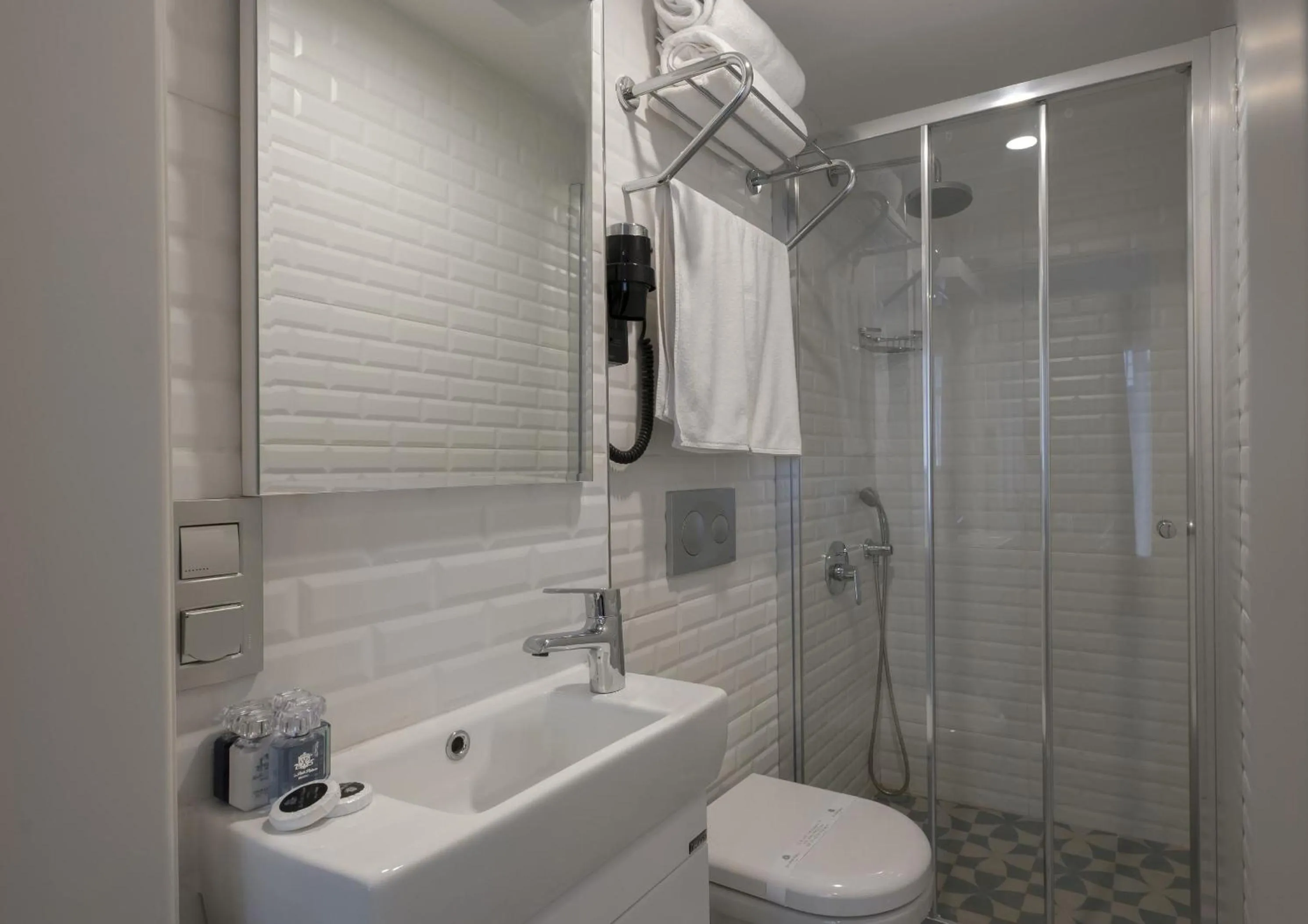 Shower in Le Petit Palace Hotel - Special Category