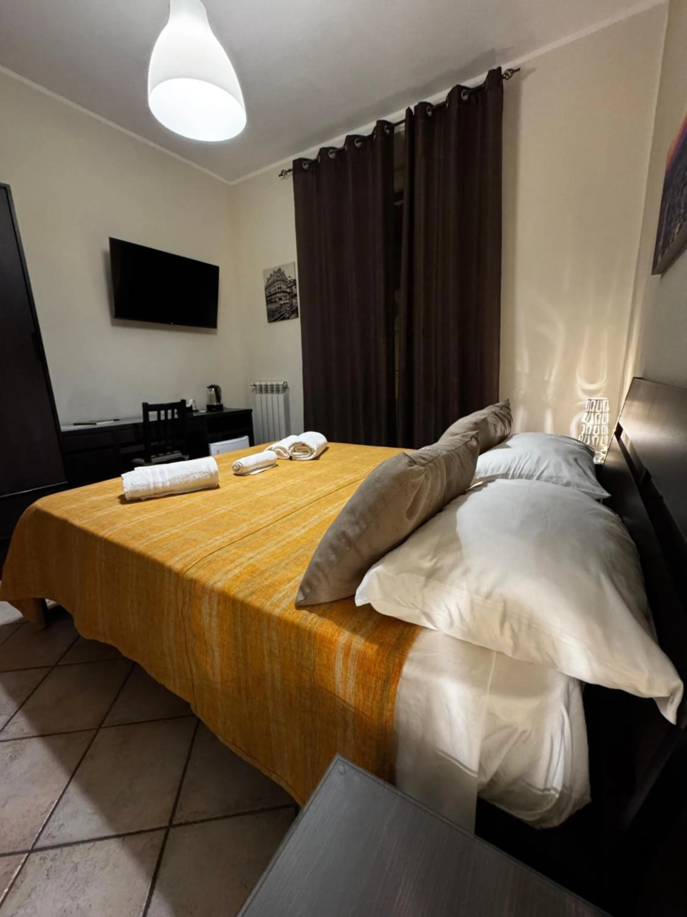 Photo of the whole room, Bed in Monreal Rooms Salerno