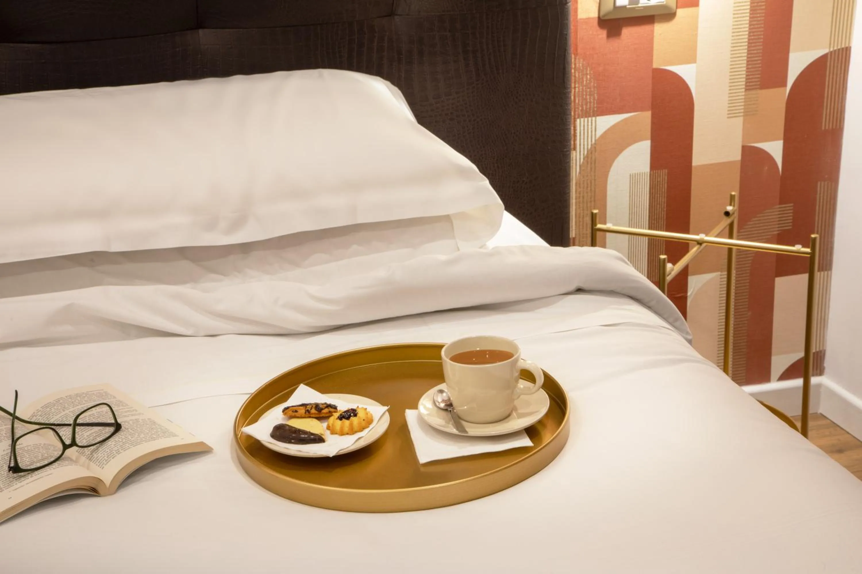 Coffee/tea facilities, Bed in Amalia Suites by Remember Rome