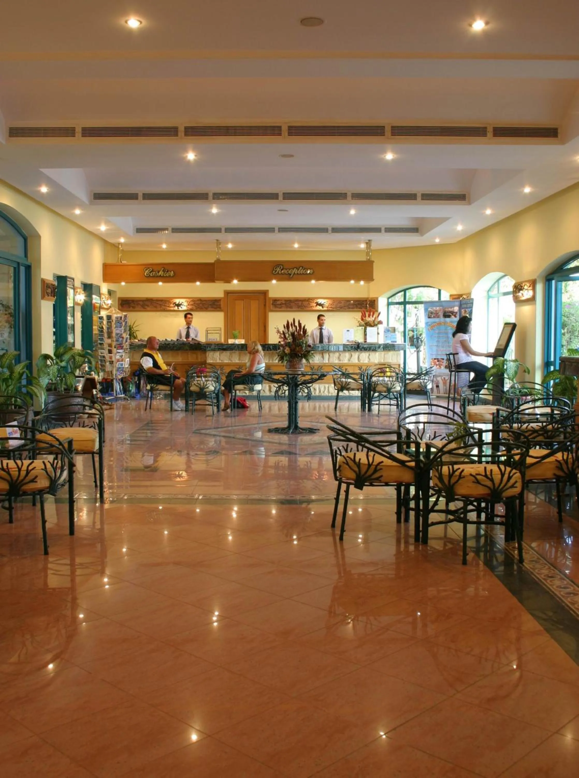 Restaurant/places to eat in Falcon Hills Hotel