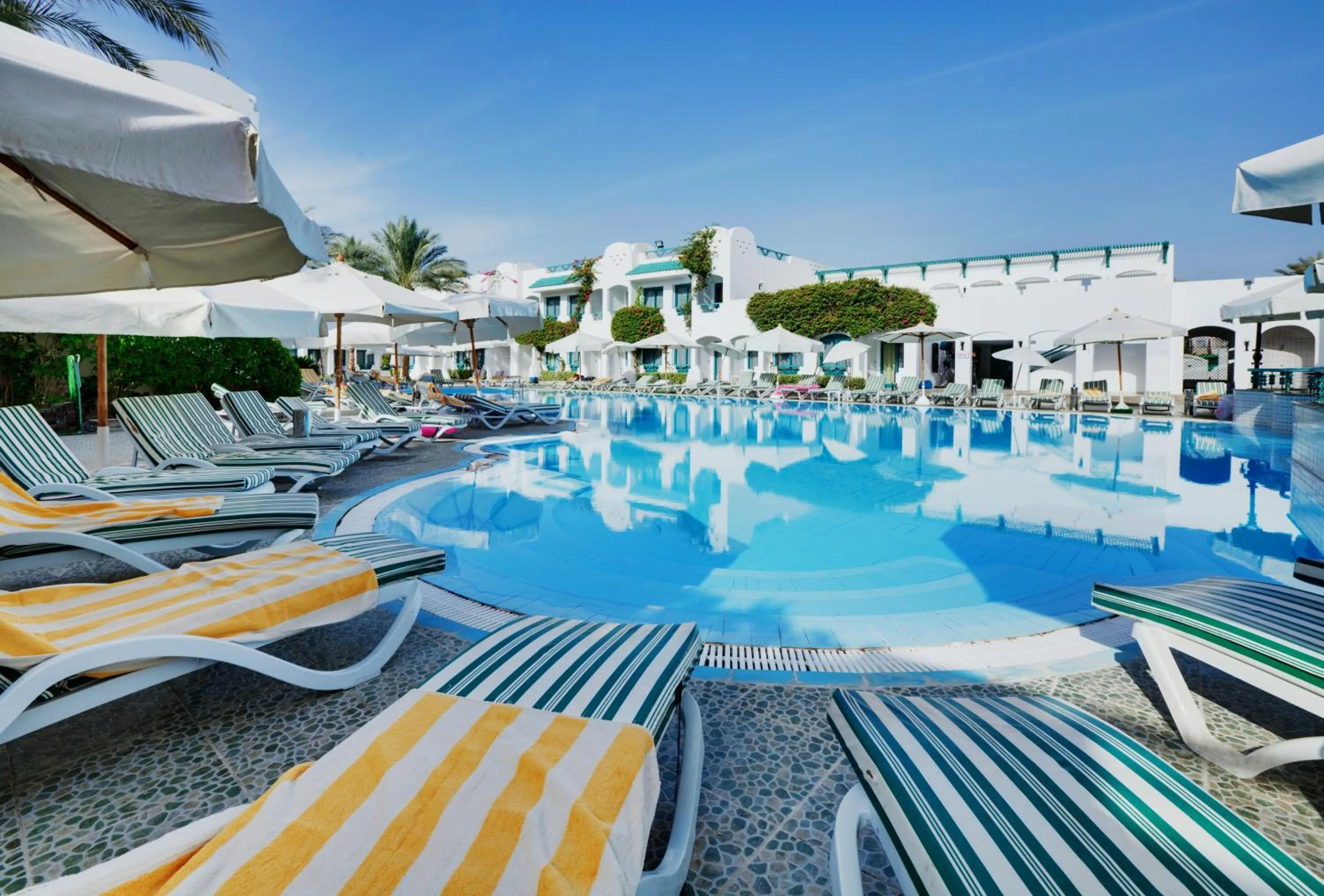 Swimming pool in Falcon Hills Hotel