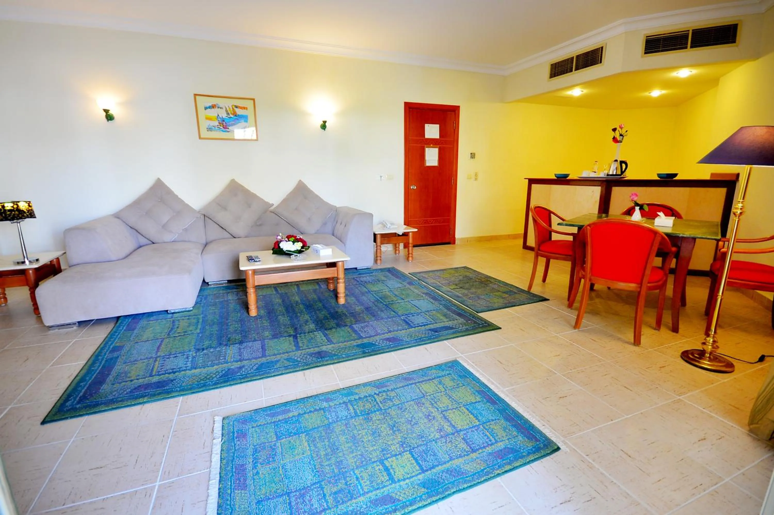 Living room, Bed in Falcon Hills Hotel