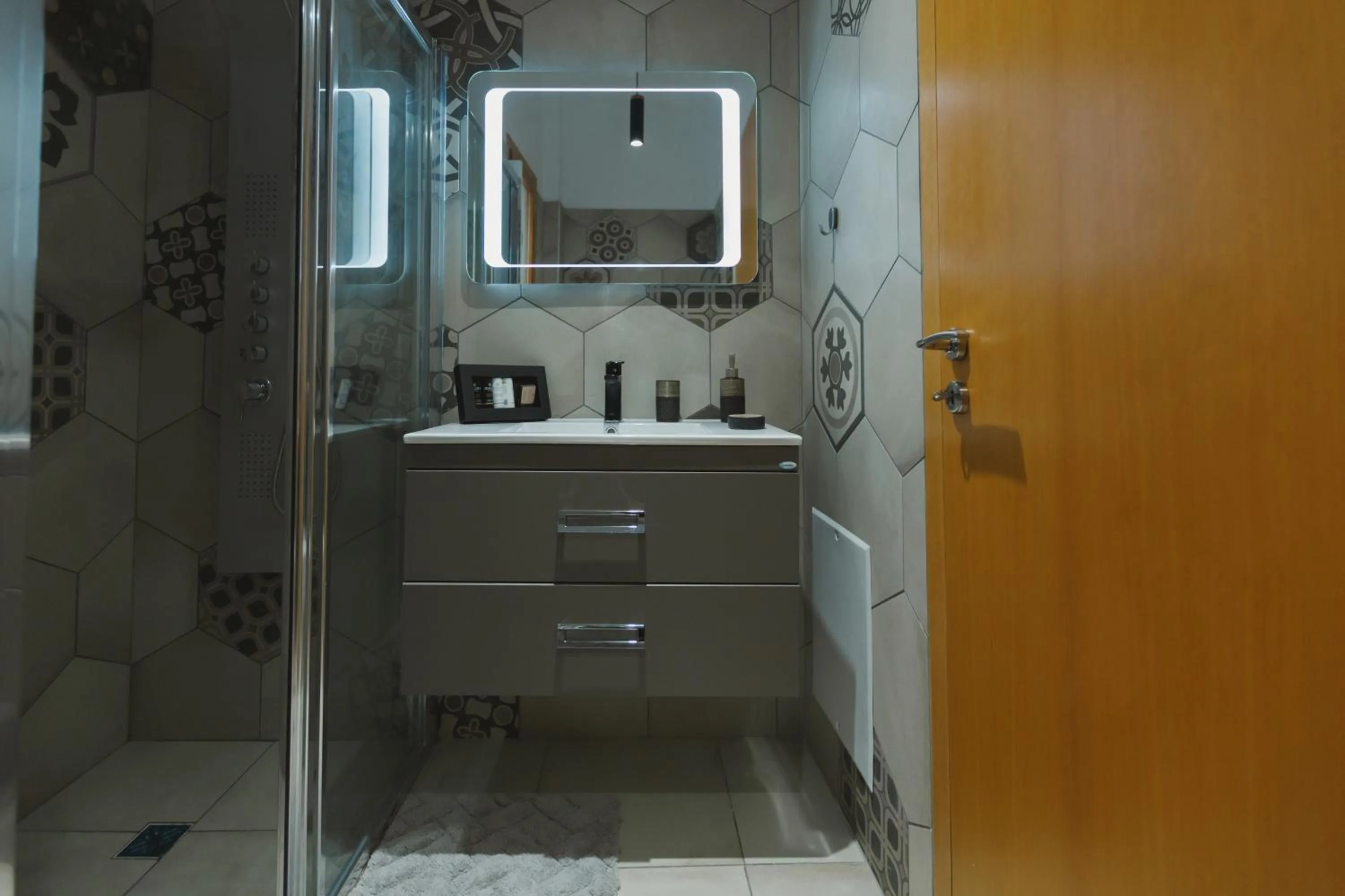 Hot Tub in Stellatos House