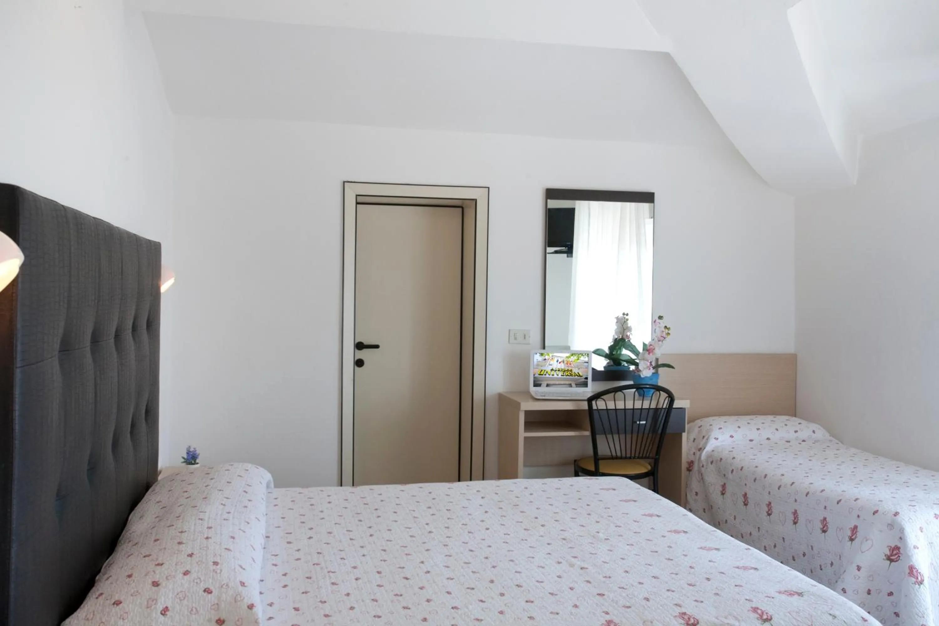 Photo of the whole room in Hotel Universal