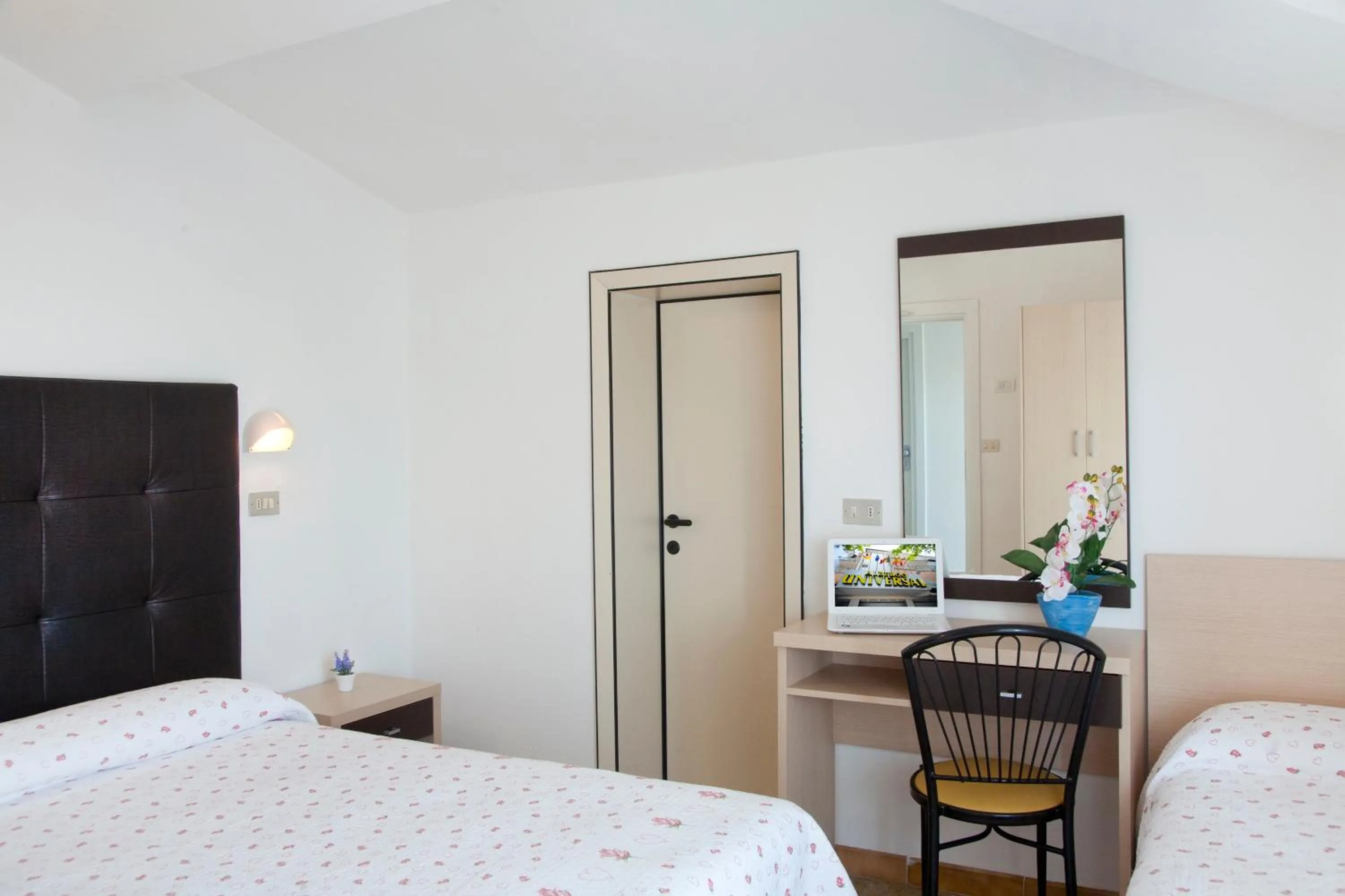 Photo of the whole room in Hotel Universal