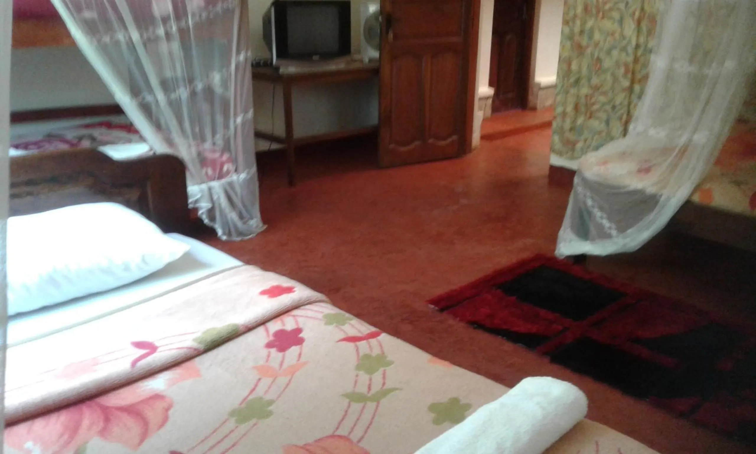 Bedroom, Bed in Skyway Hotel