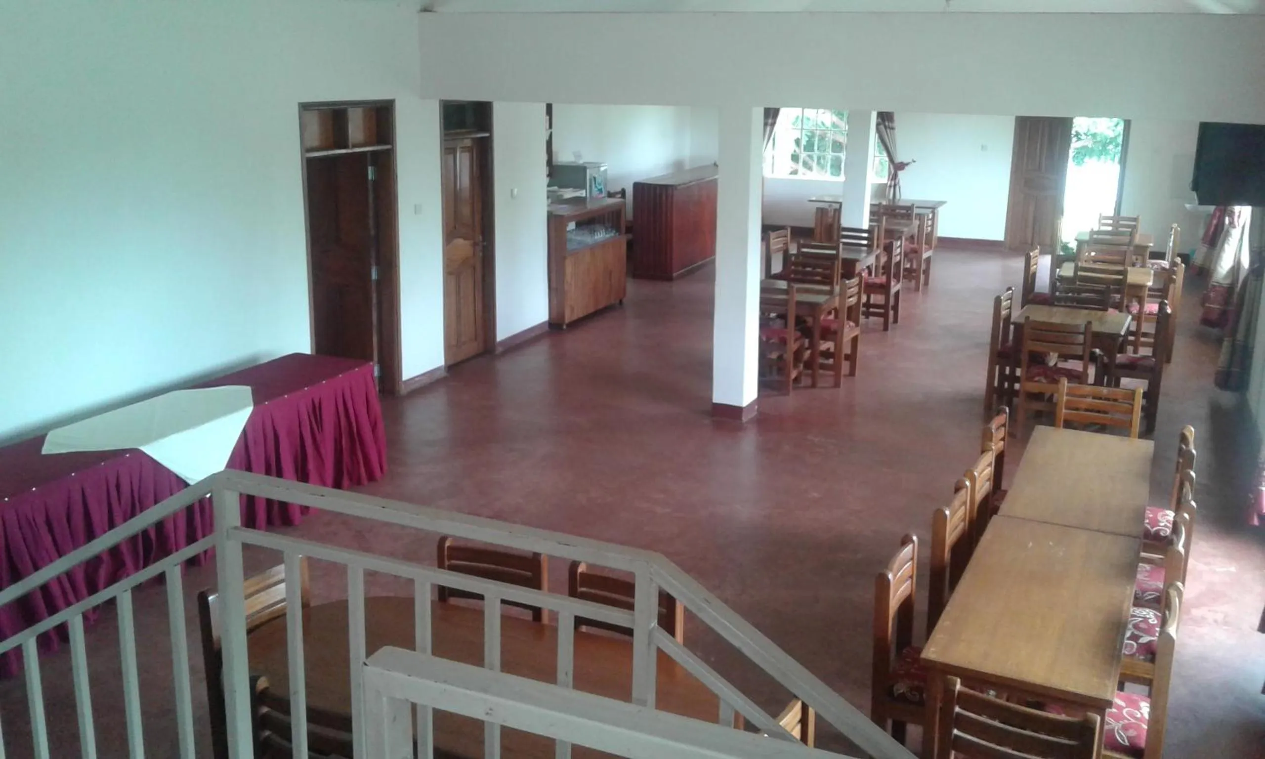 Restaurant/places to eat in Skyway Hotel