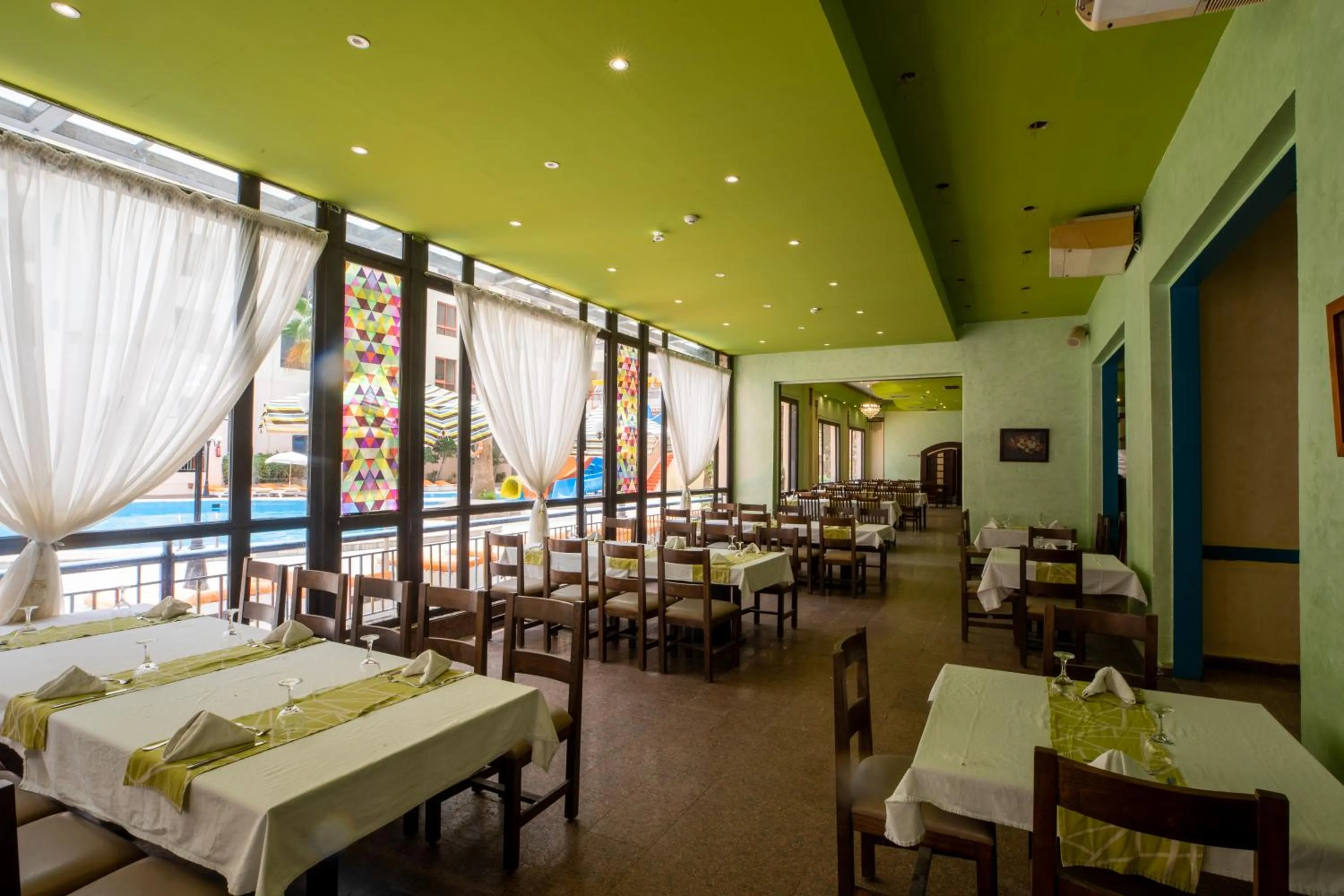 Restaurant/places to eat in Empire Hotel Aqua Park