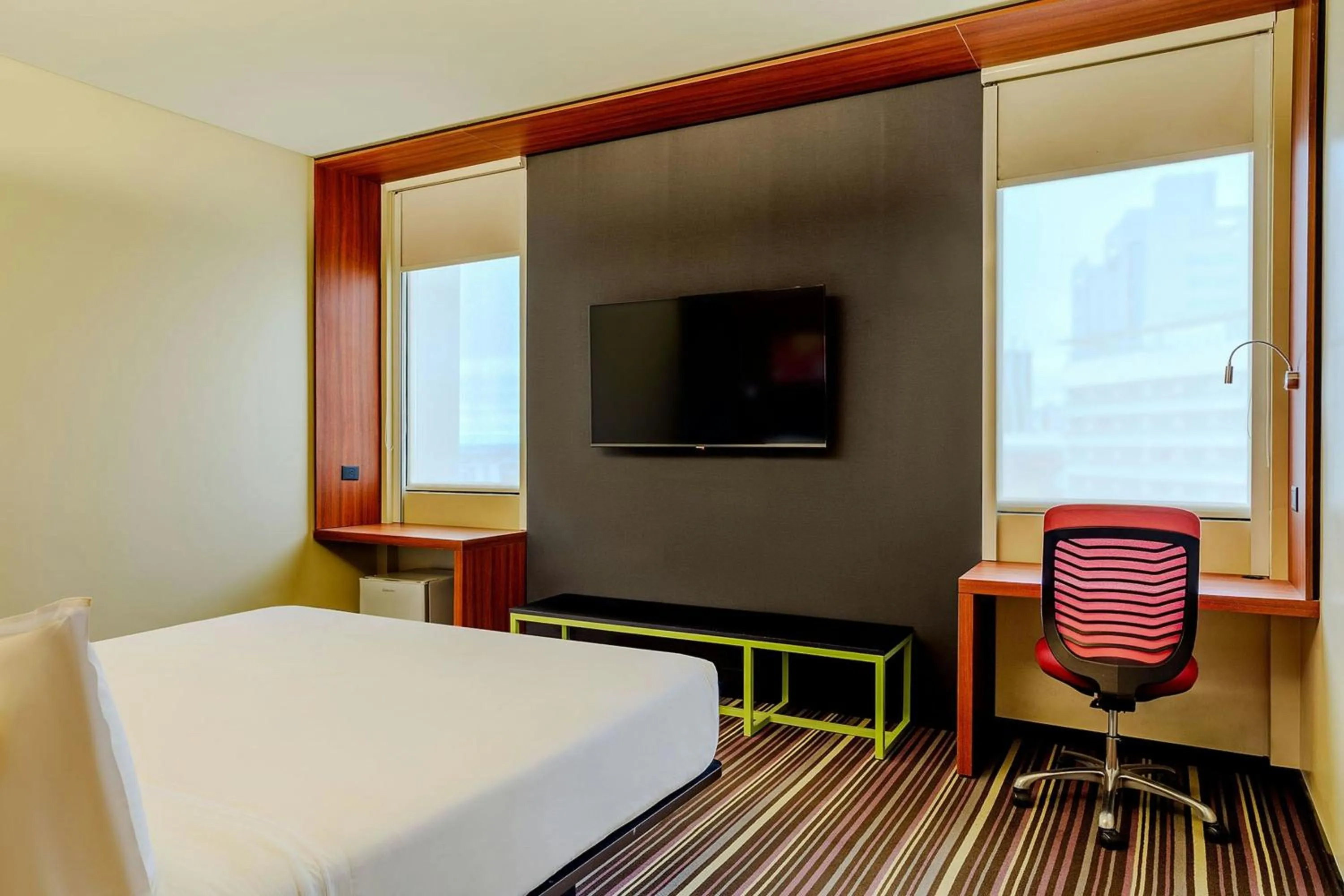 Photo of the whole room, Bed in Aloft Asuncion